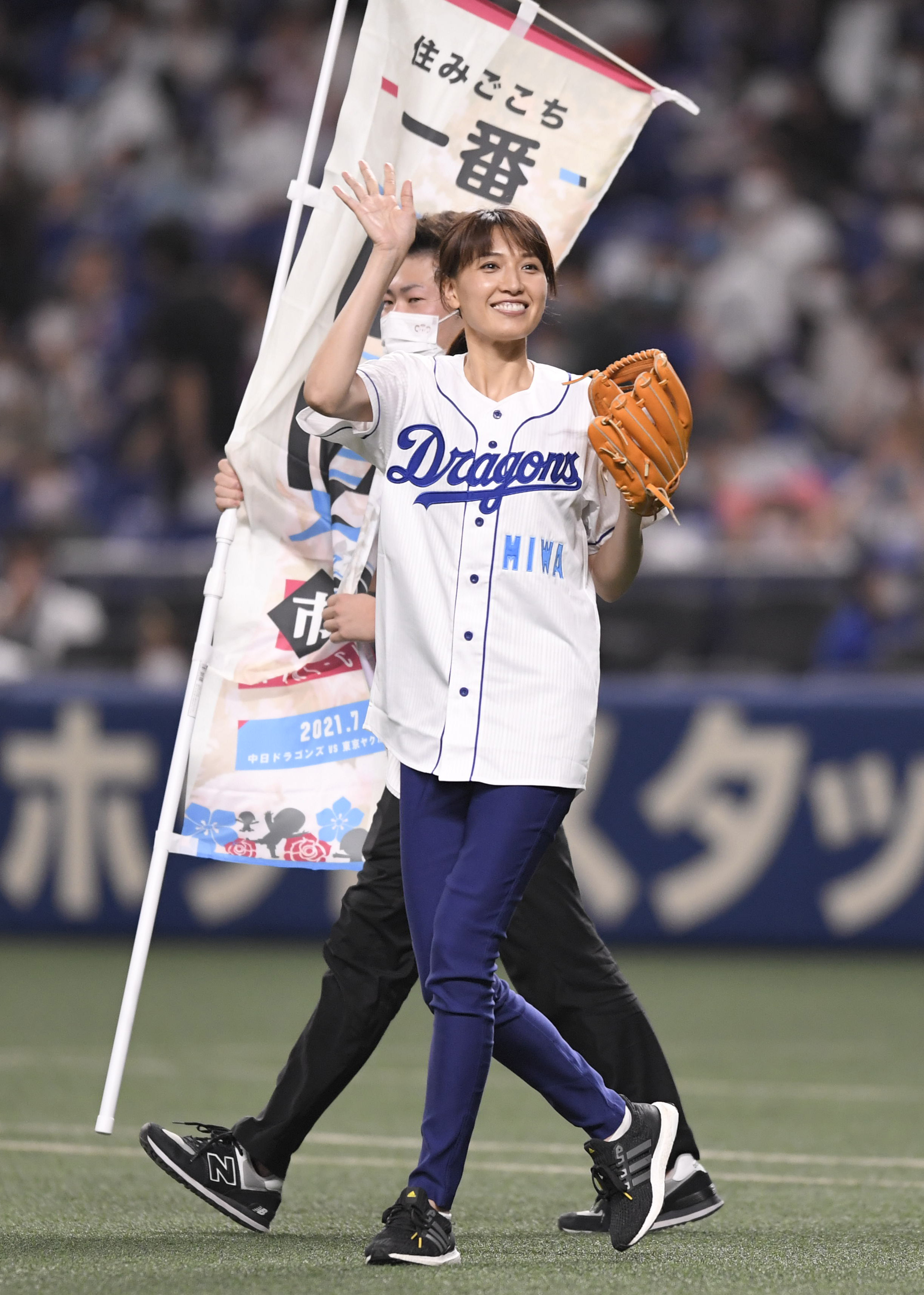 浅尾美和が始球式 ドアラから 記念球 互いにひざつき 産経ニュース