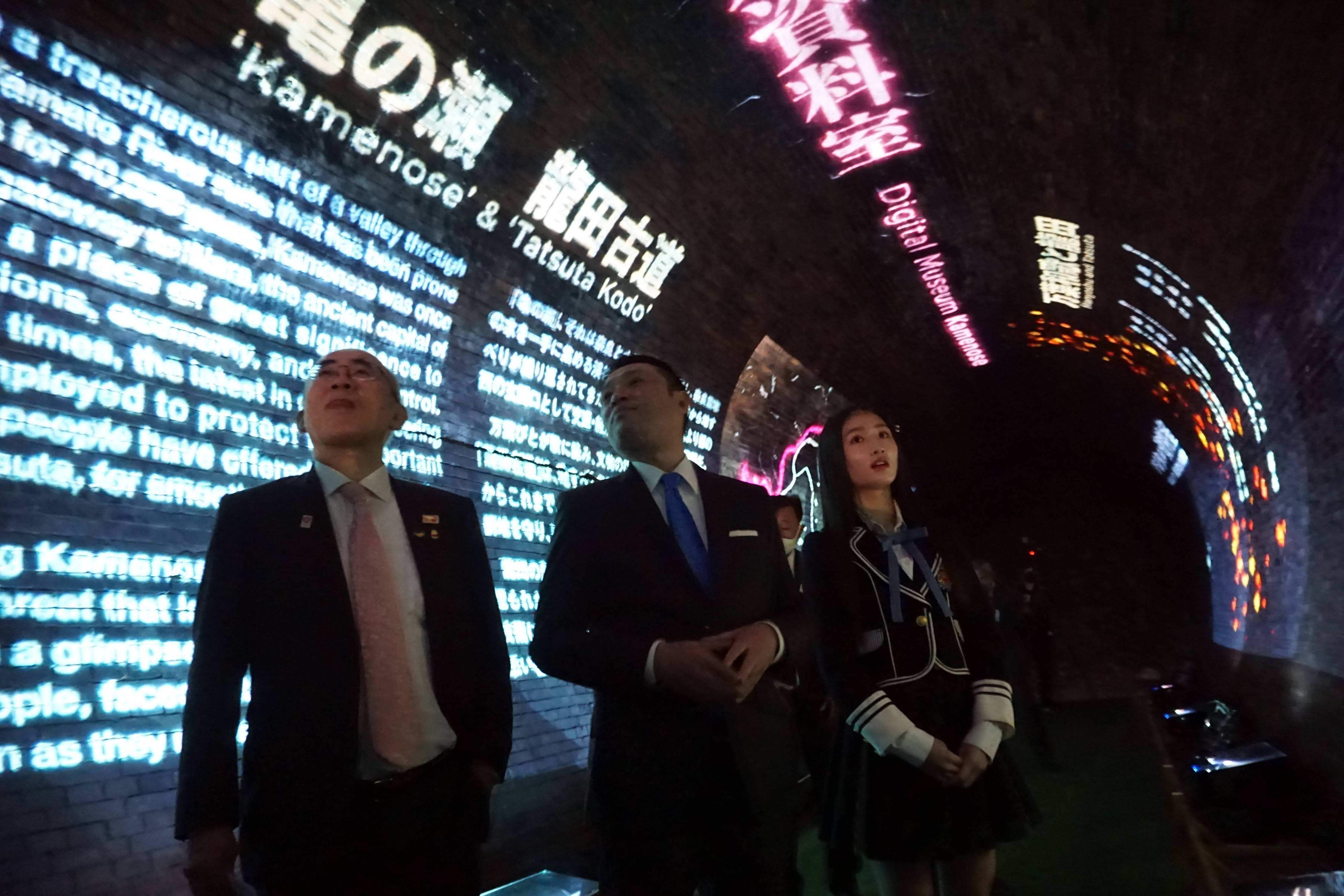 130年前の「廃線トンネル」を観光地化 レンガ壁面に光の機関車