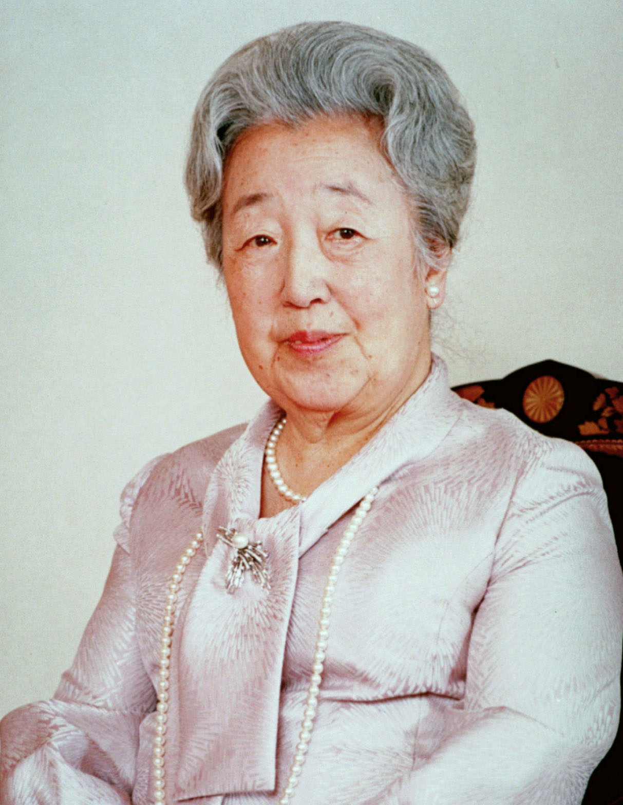 香淳皇后実録」完成、両陛下と上皇ご夫妻に奉呈 昭和天皇の后の貴重な