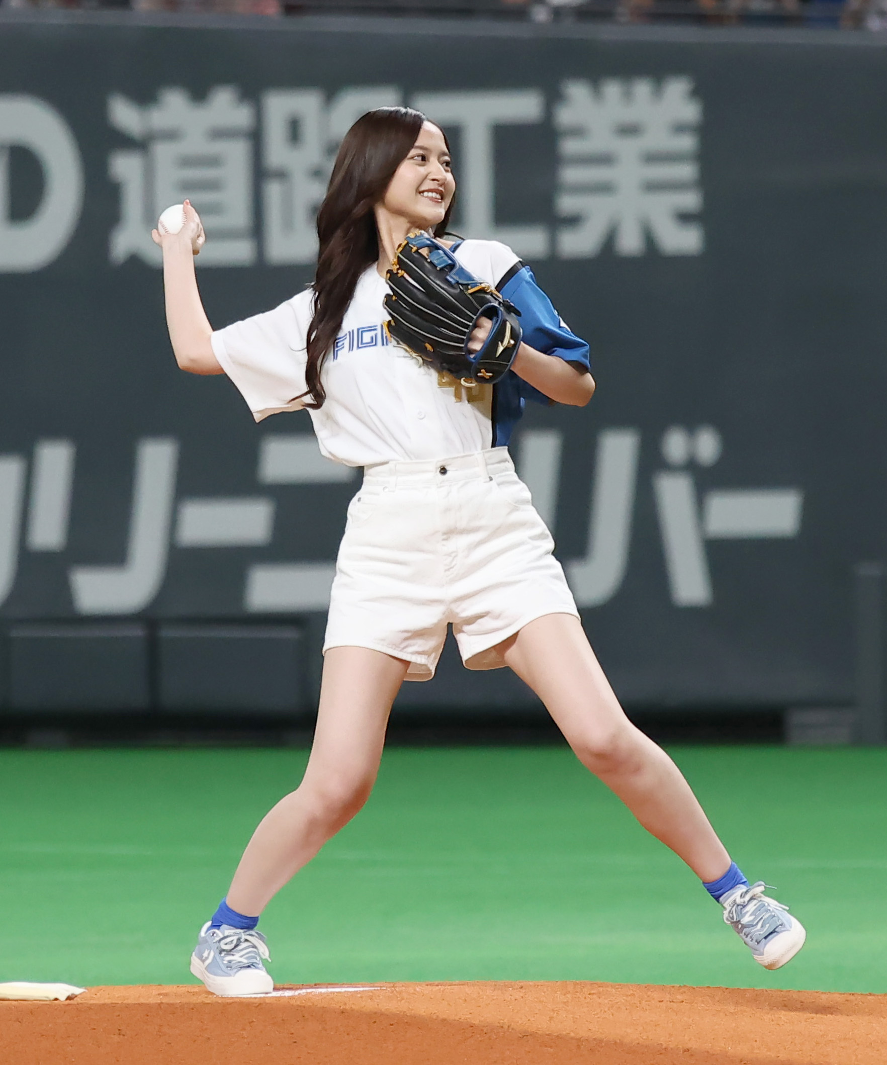 乃木坂46で唯一の道産子・金川紗耶が始球式 ノーバン投球に