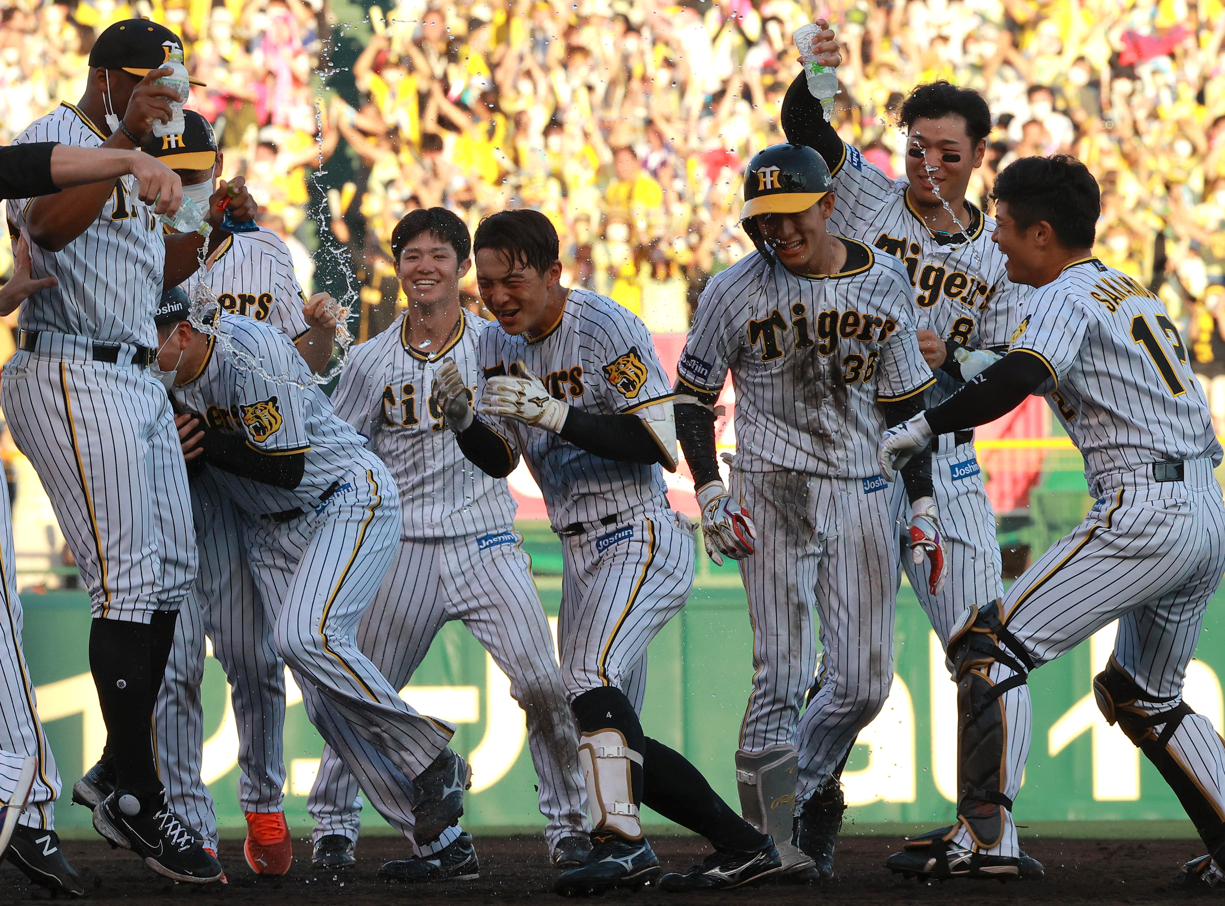 阪神 熊谷のプロ初サヨナラ打に虎女子キュン 白星もハートも奪った 大興奮 ｔｏｒａｃｏ ｄａｙ 1 2ページ イザ