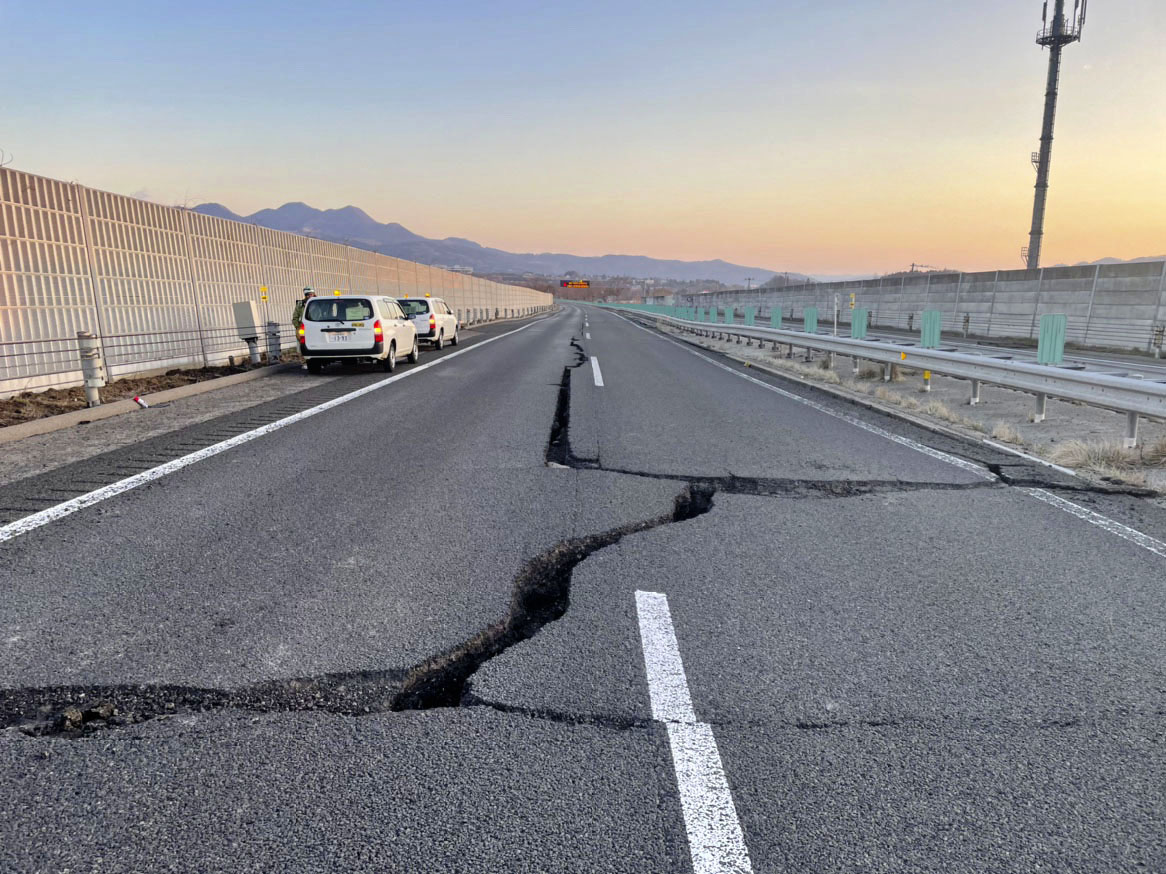地割れ 1964年6月16日、新潟地震の不気味な地割れ。