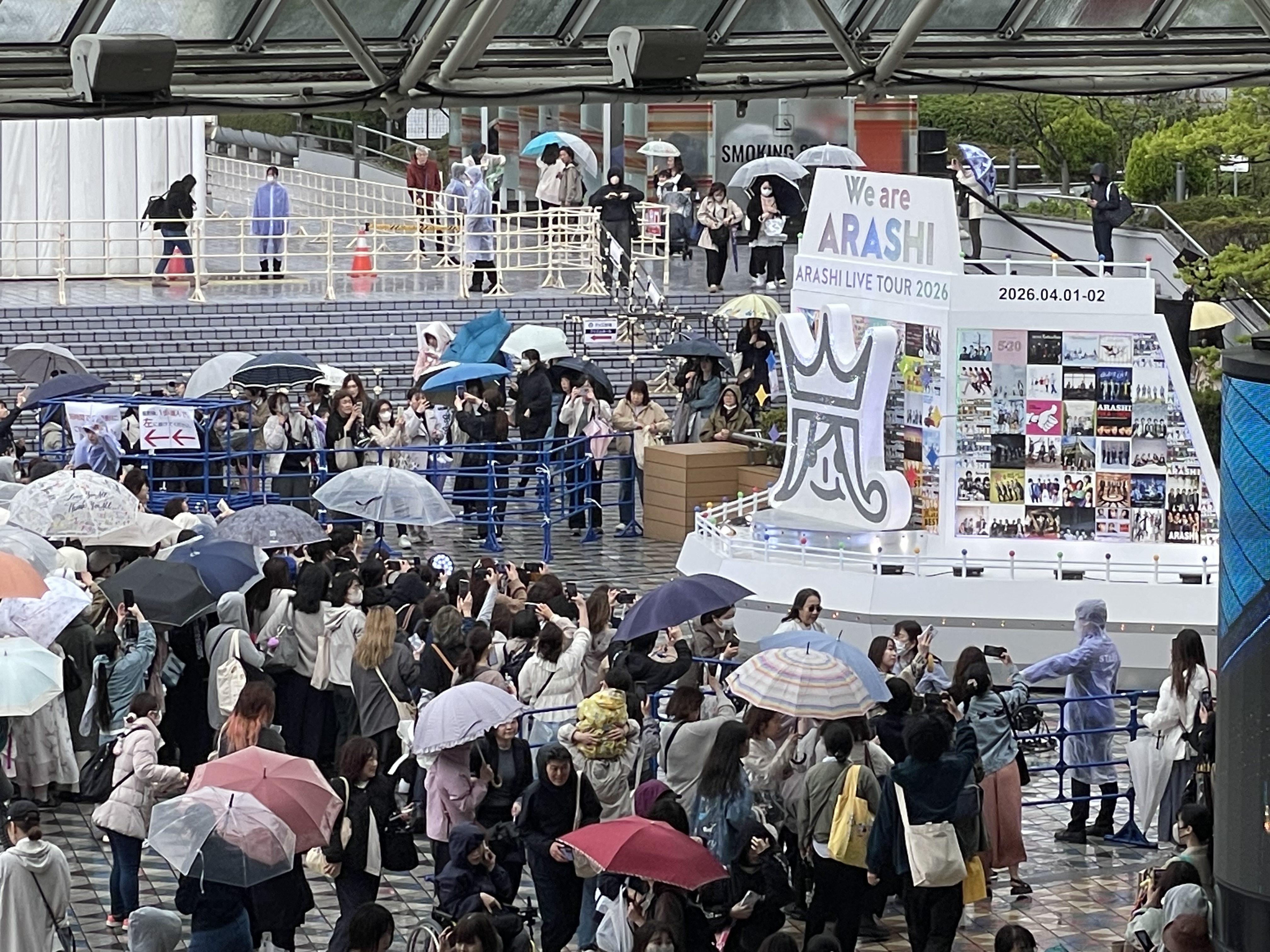 嵐ラストライブ「We are ARASHI」東京公演前日、巨大オブジェ撮影に2