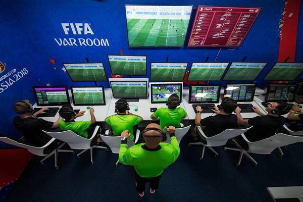サッカーｗ杯で賛否両論 ｖａｒ によるビデオ判定導入の舞台裏 1 5ページ 産経ニュース