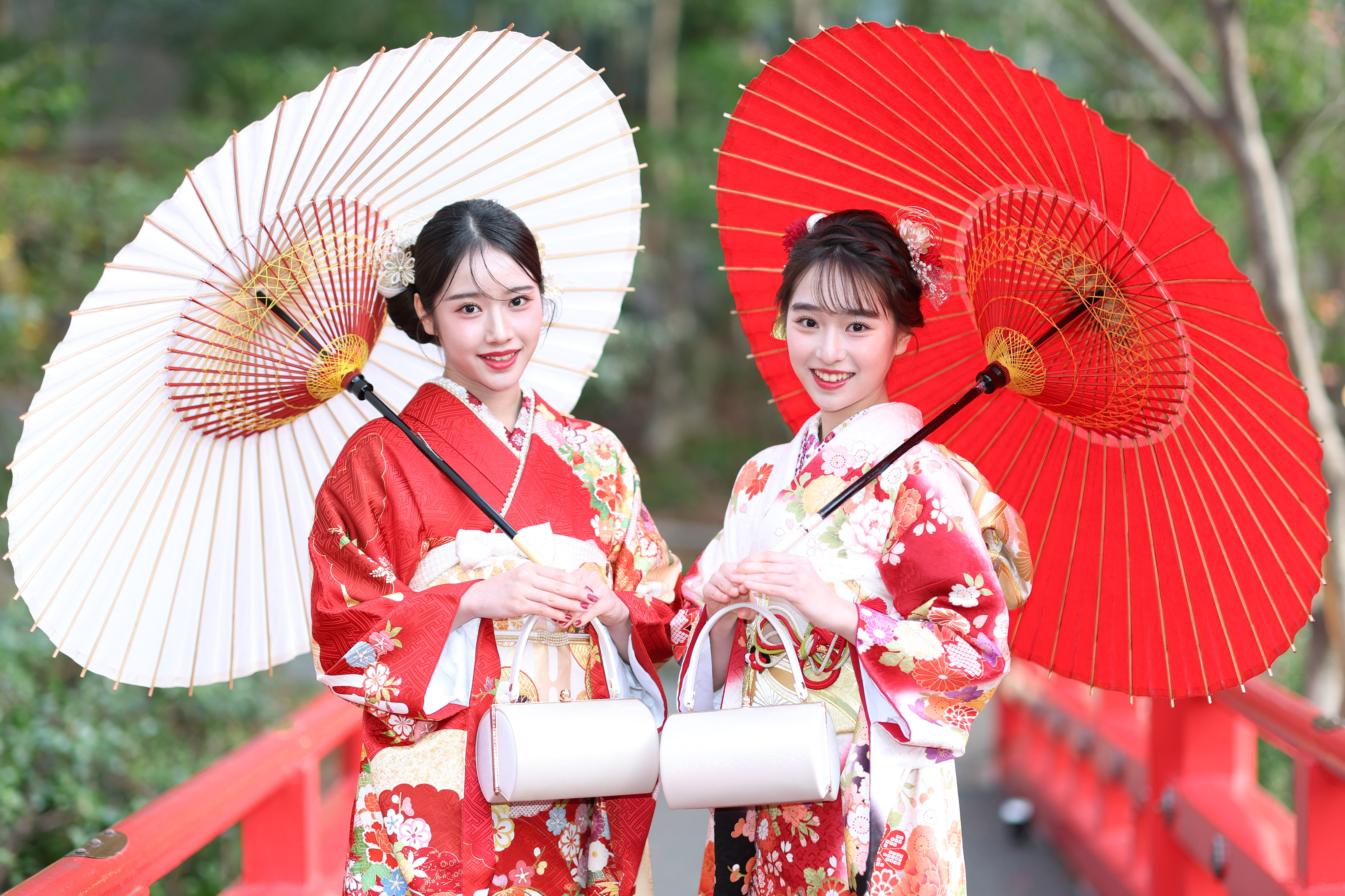 天翔天音＆藤岡舞衣が〝ダブル成人〟を記念して艶やかな振り袖姿 父の