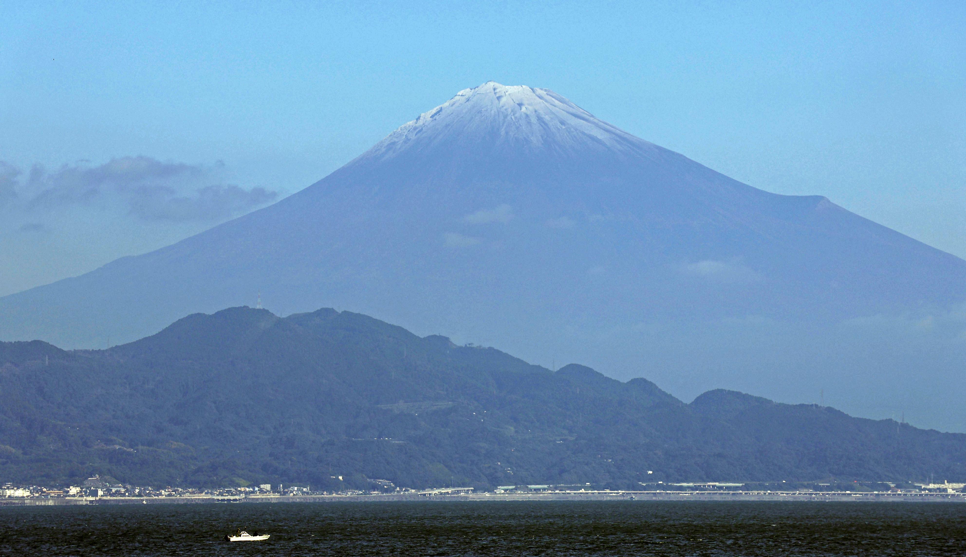 富士山やっと初冠雪か 静岡側積雪も正式発表まだ 気温高く時期遅く