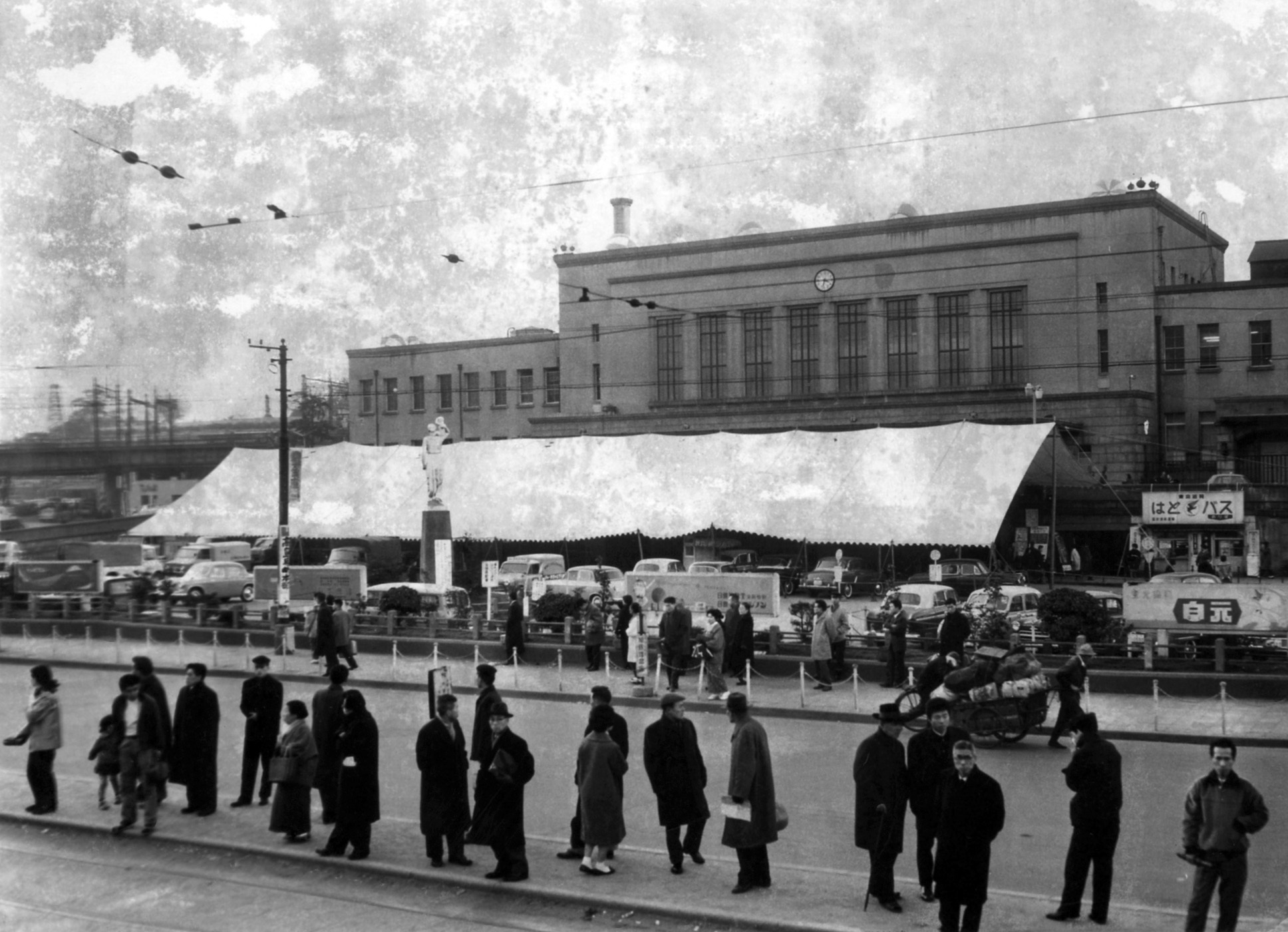 昭和の上野駅で年の瀬の帰省ラッシュ 駅舎外の大型テント下にあふれ