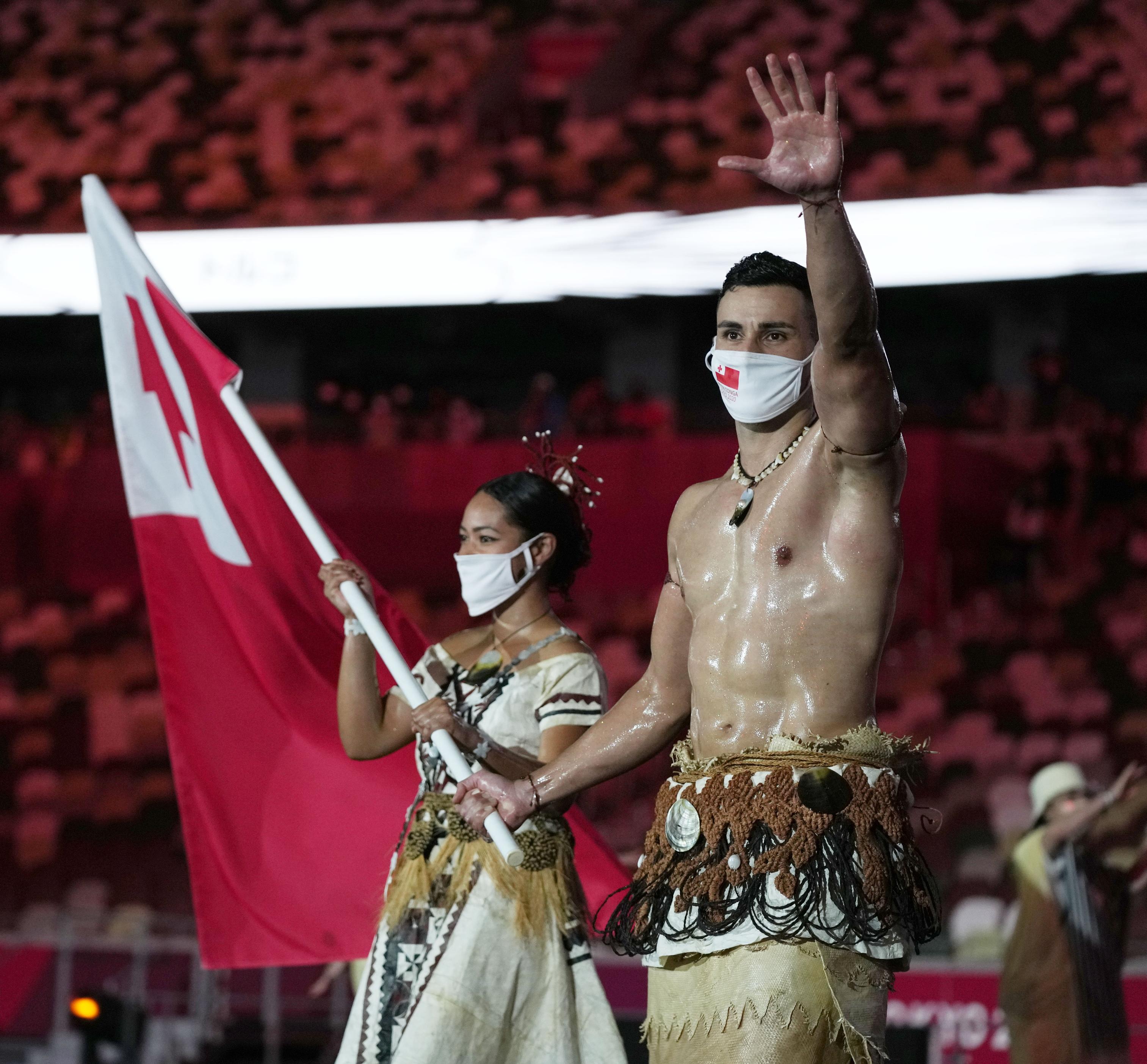 トンガとバヌアツ 輝く上半身の旗手２人 東京五輪開会式 サンスポ