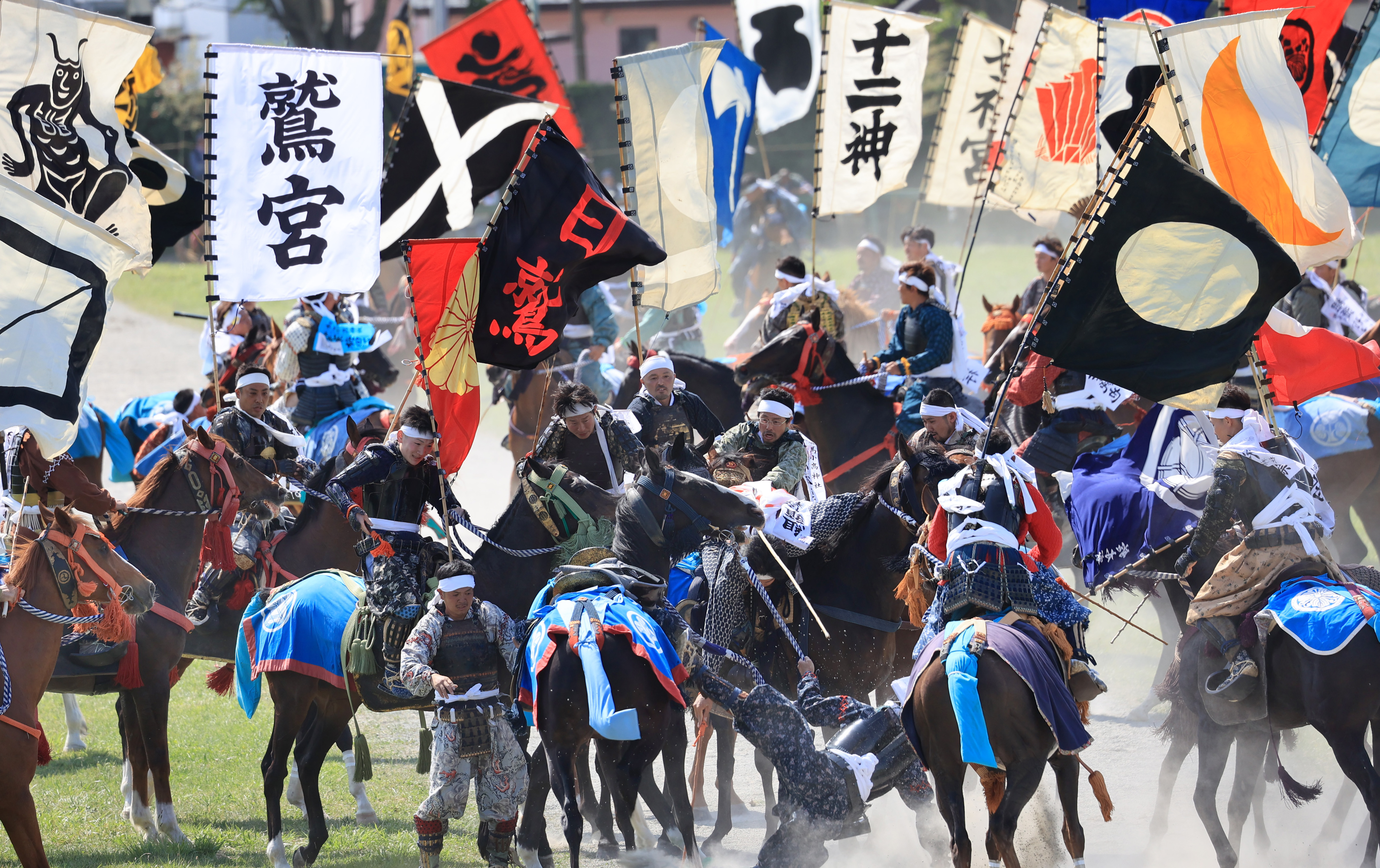 馬に蹴られ2人骨折 南相馬の野馬追、観光客と騎馬武者（写真・画像 1