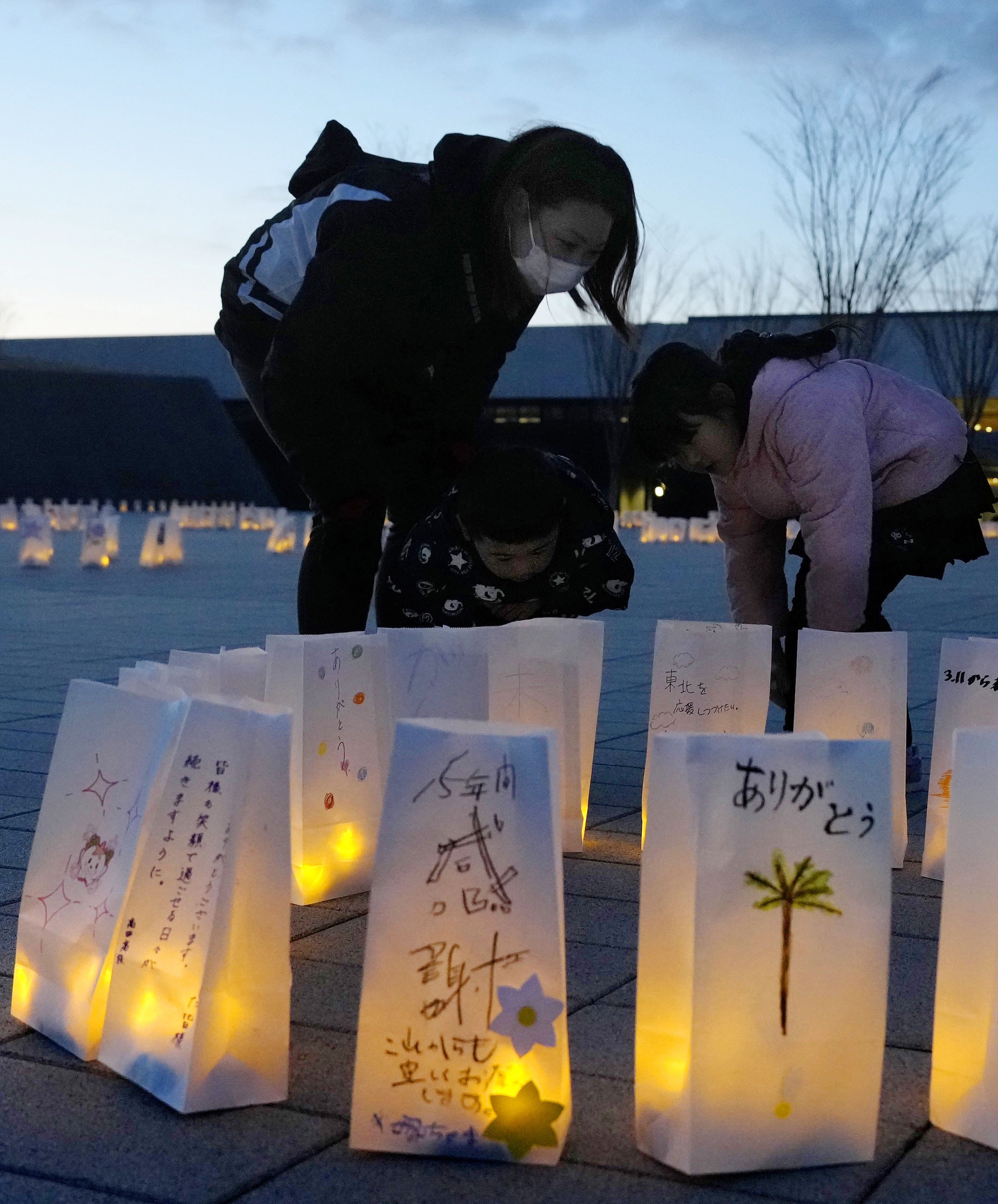 各地で光のイベント、犠牲者悼む 「未来への希望消さない」応援