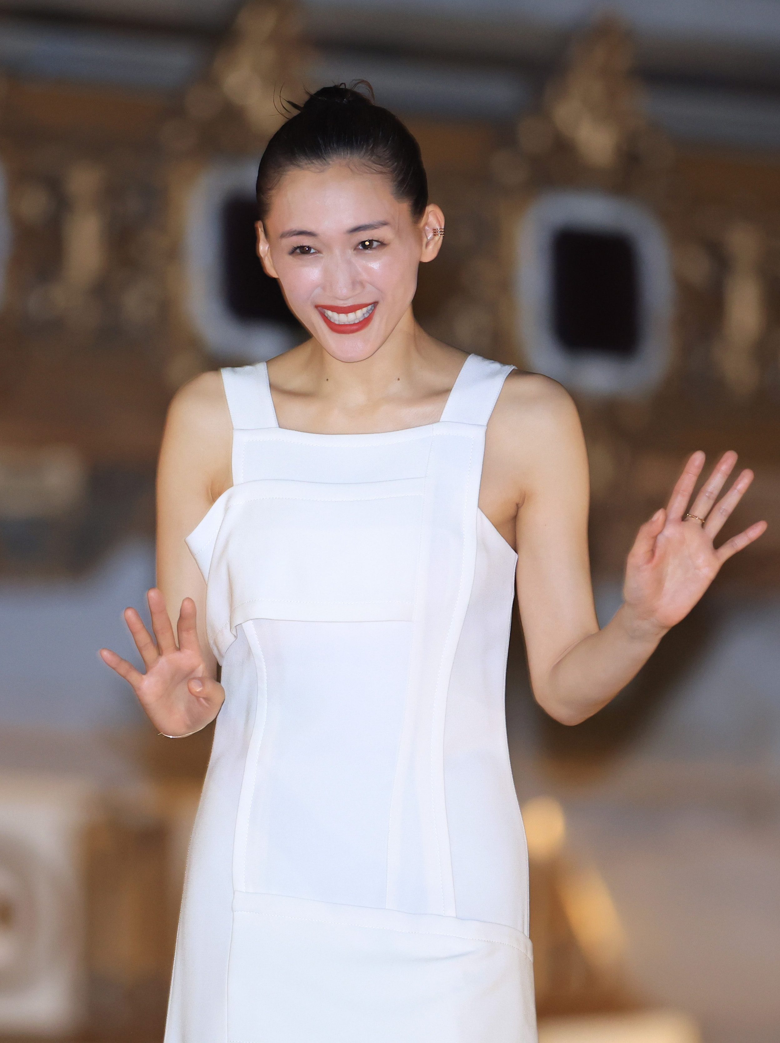 綾瀬はるか、日本橋三越本店前に登場 修復したいことは「洗濯物の重さ