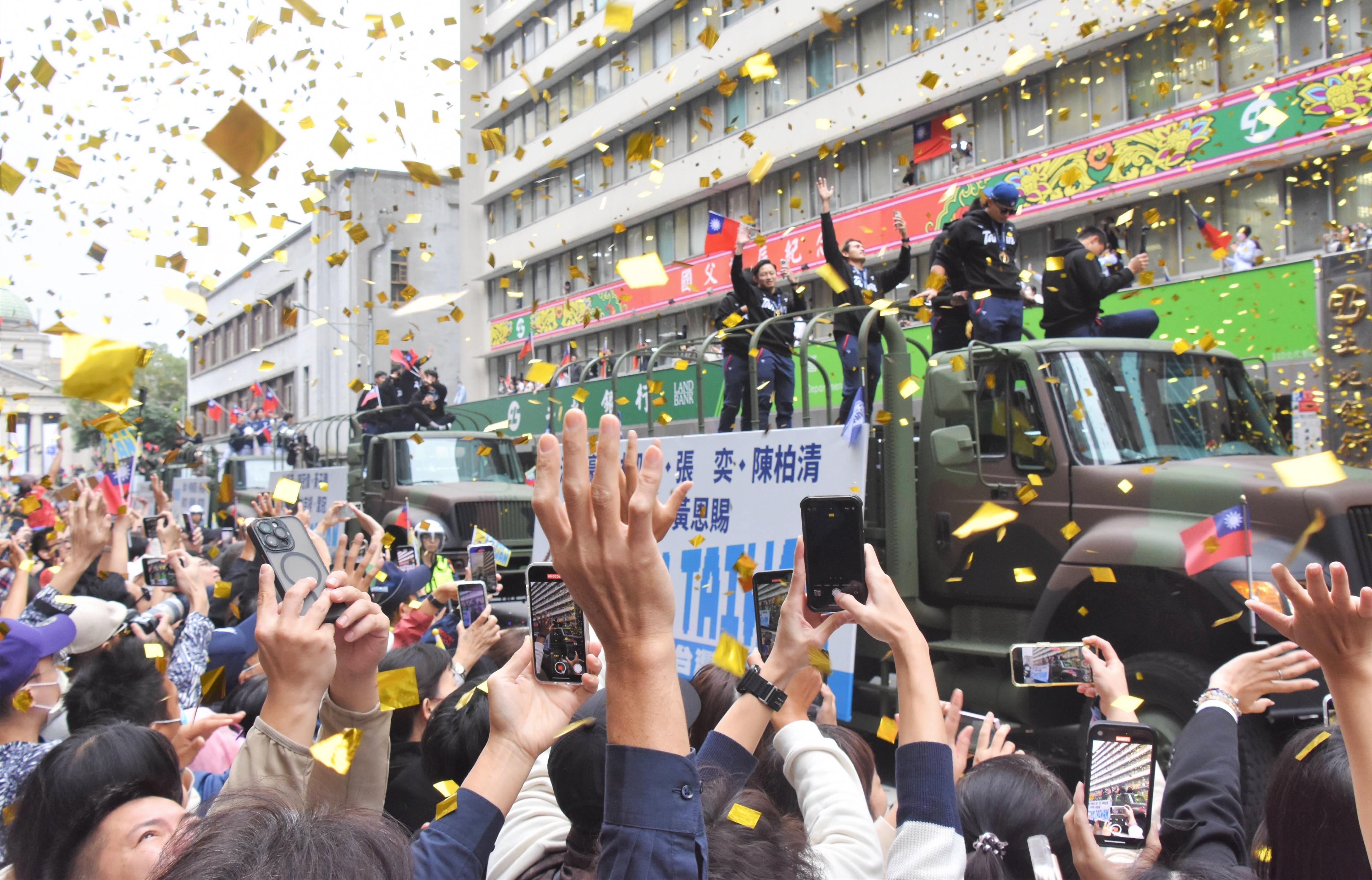 台湾、初優勝で大フィーバー 盛大「プレミア12」祝賀パレード 頼総統