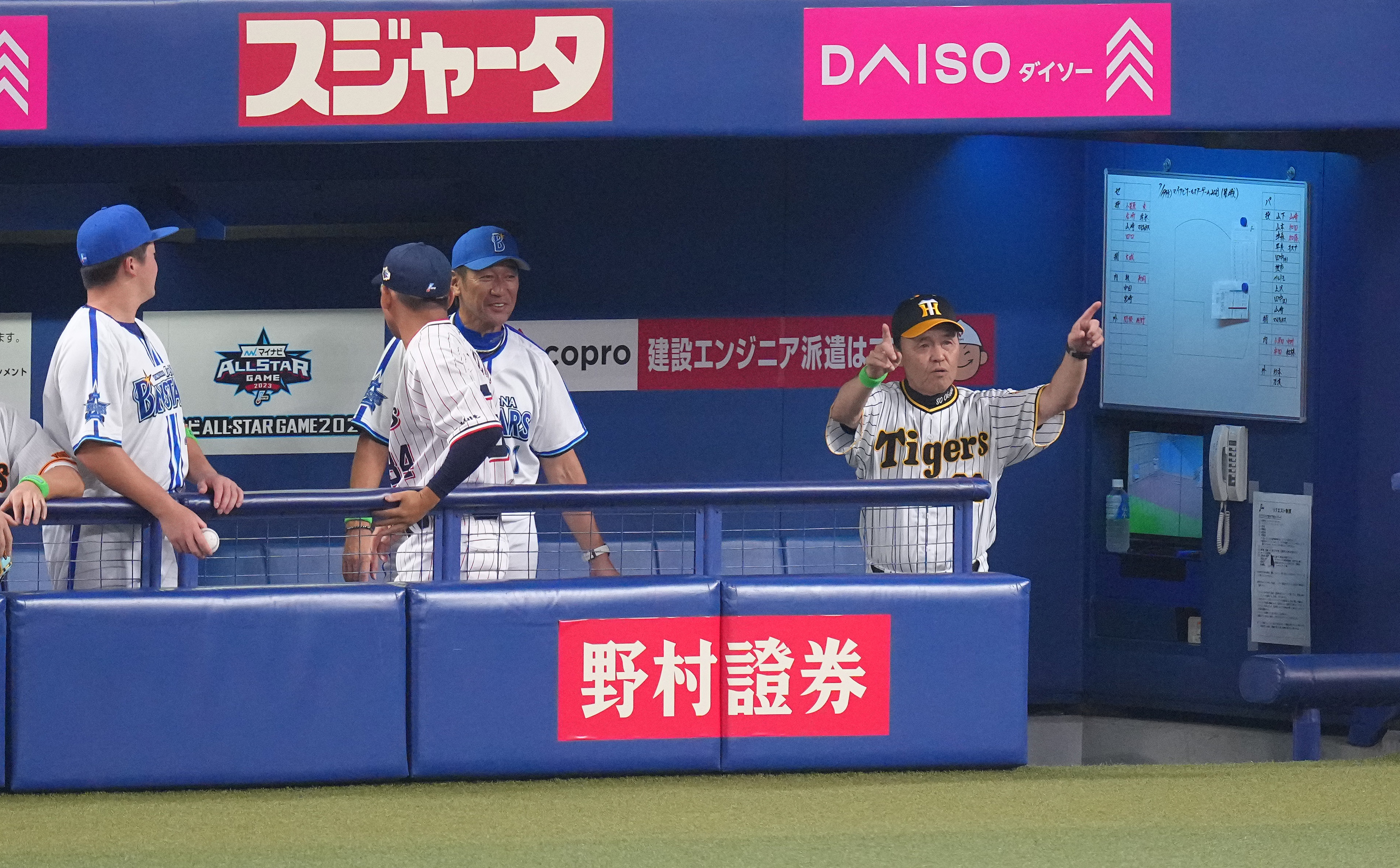 全セ・高津臣吾監督、シーズンさながらの采配 リクエストでアウト