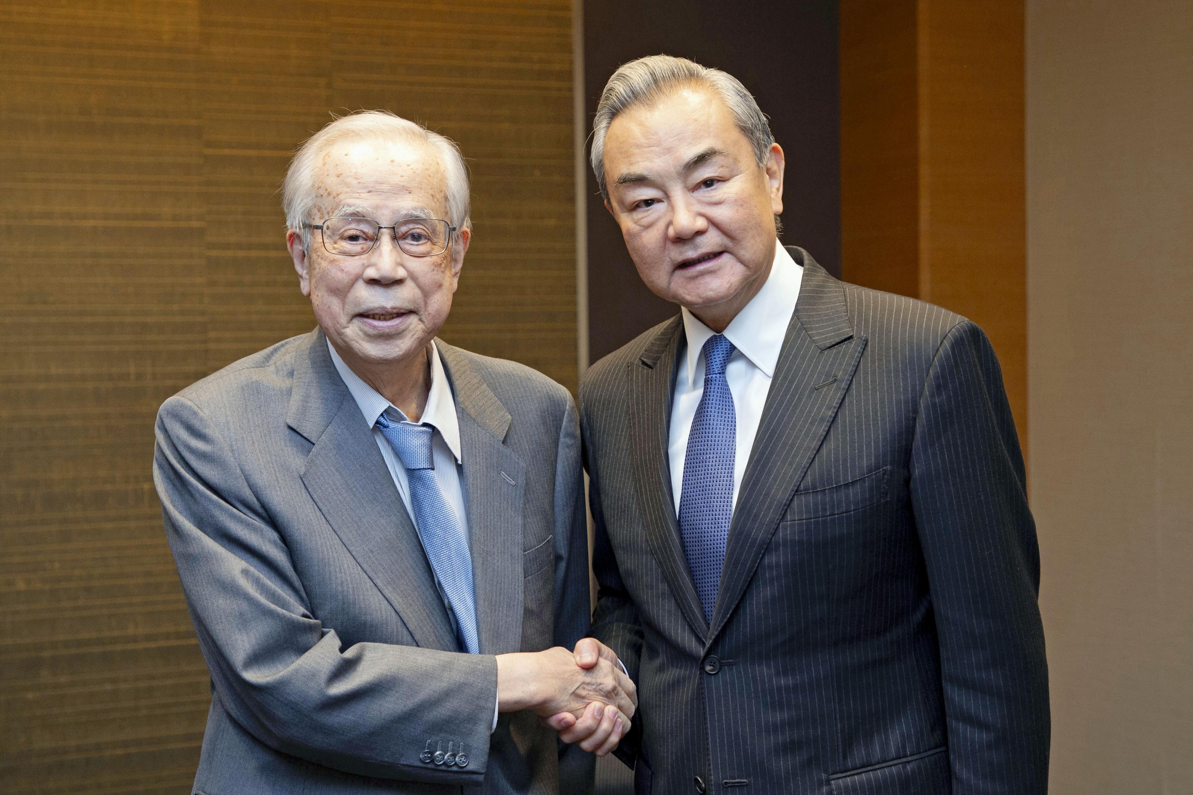 中国外相、福田康夫元首相と会談 日中関係の「発展推進」（写真・画像