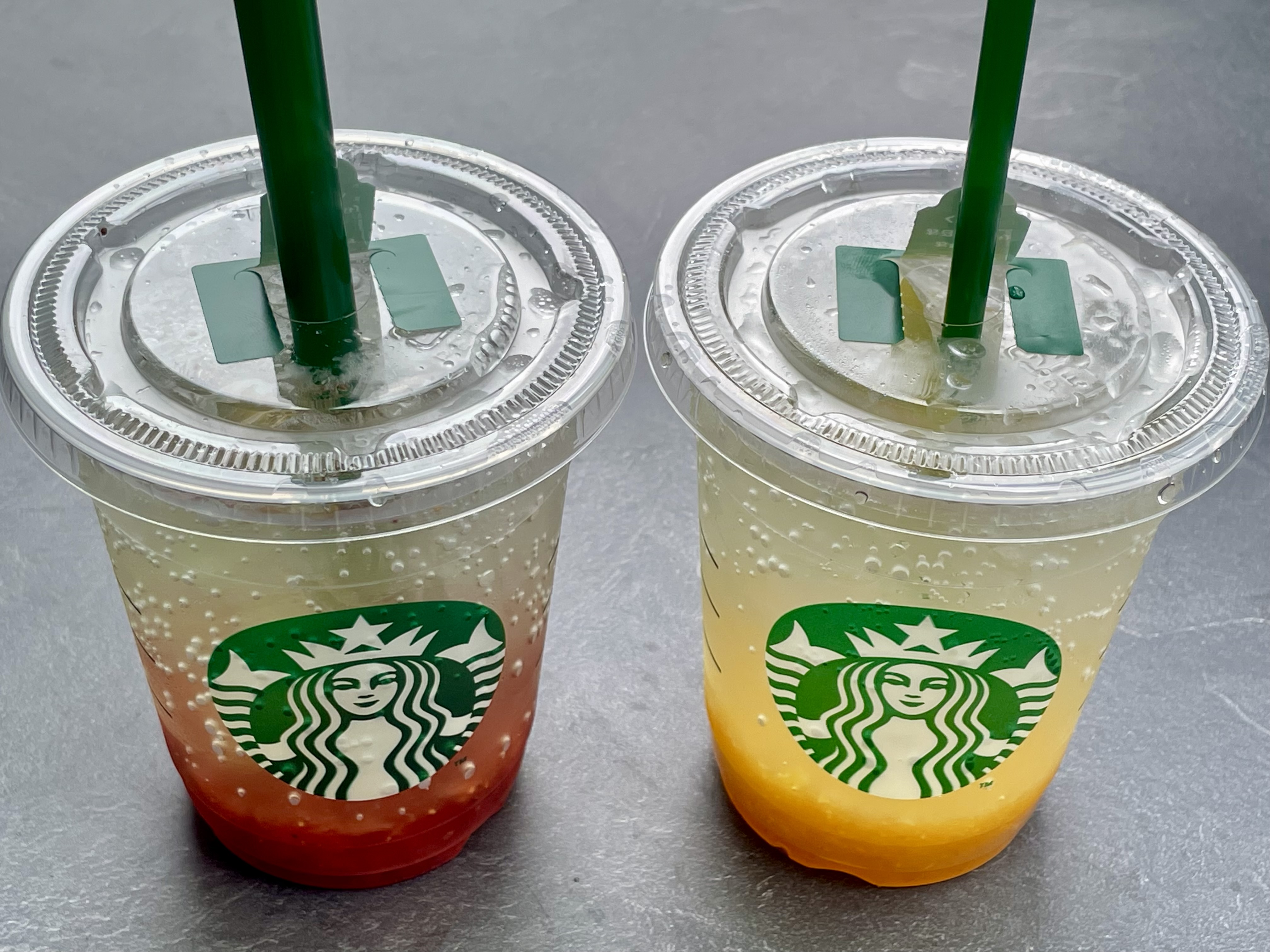 スタバ「チラックス ソーダ」発売日に飲んでみた！「ストロベリー」と