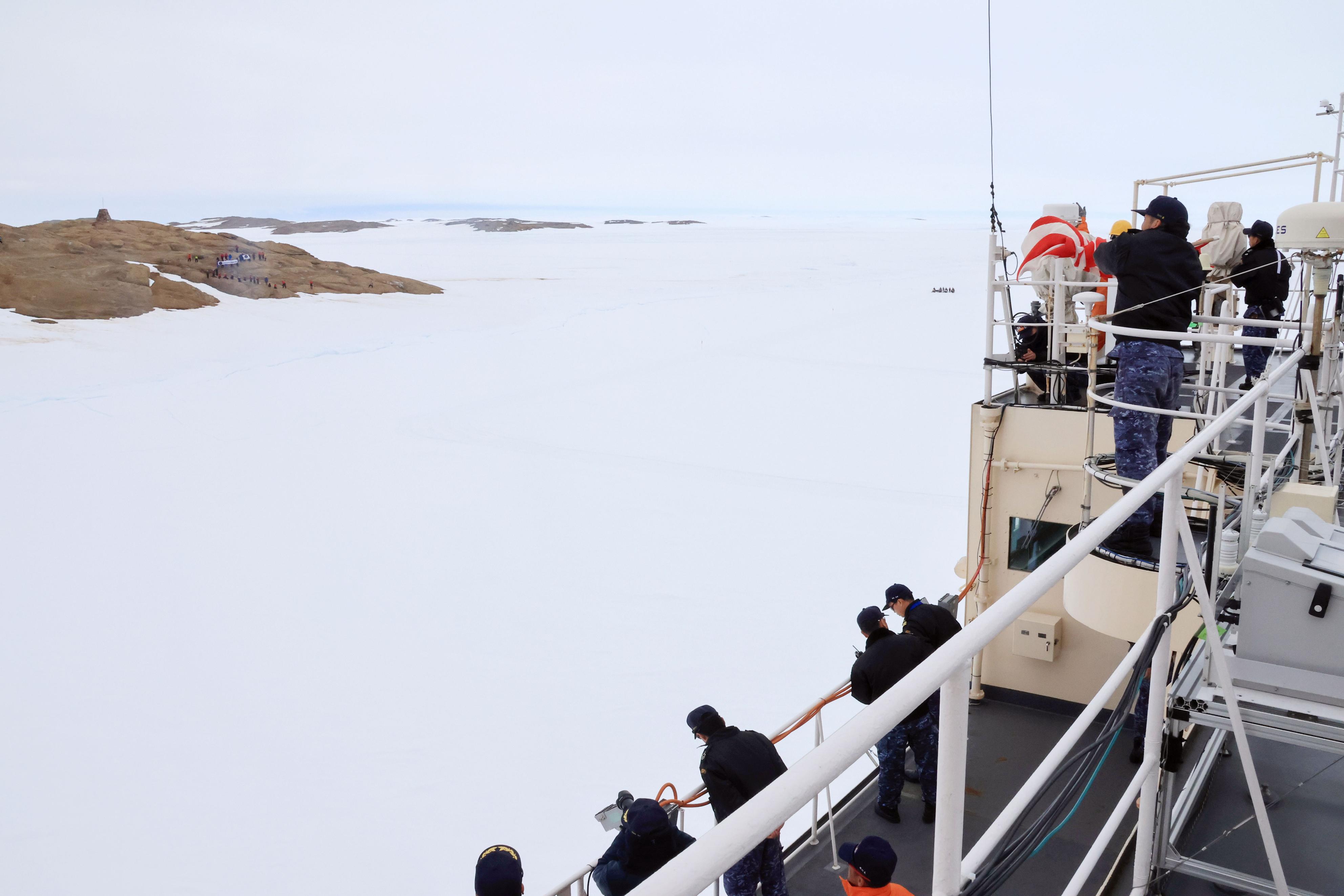 しらせ」昭和基地に接岸 雪上車使い物資燃料輸送へ - 産経ニュース