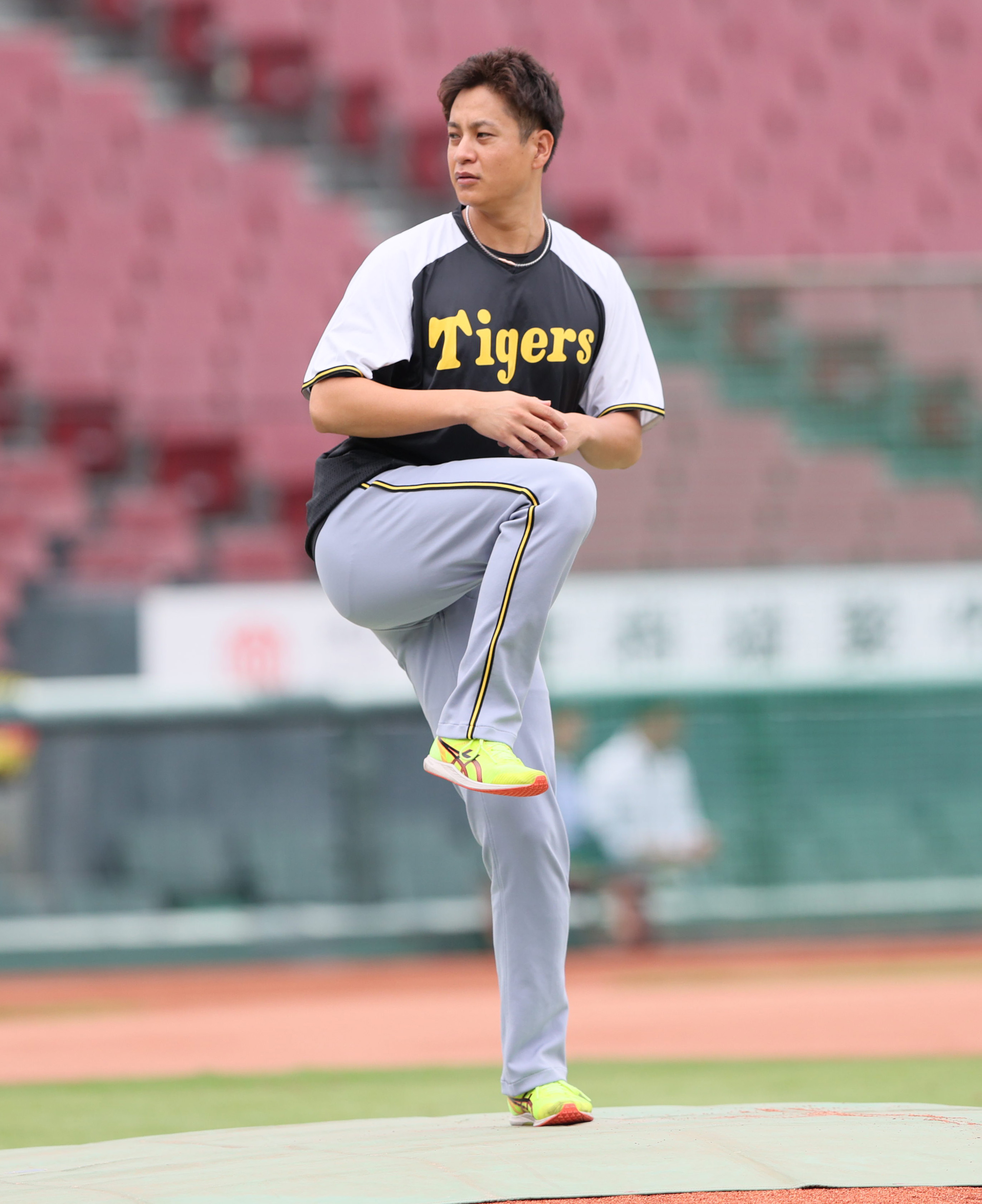 阪神タイガース　岩崎優投手　及川雅貴投手　優勝シークレットTシャツ 阪神タイガース 岩崎優投手 及川雅貴投手 優勝シークレットT