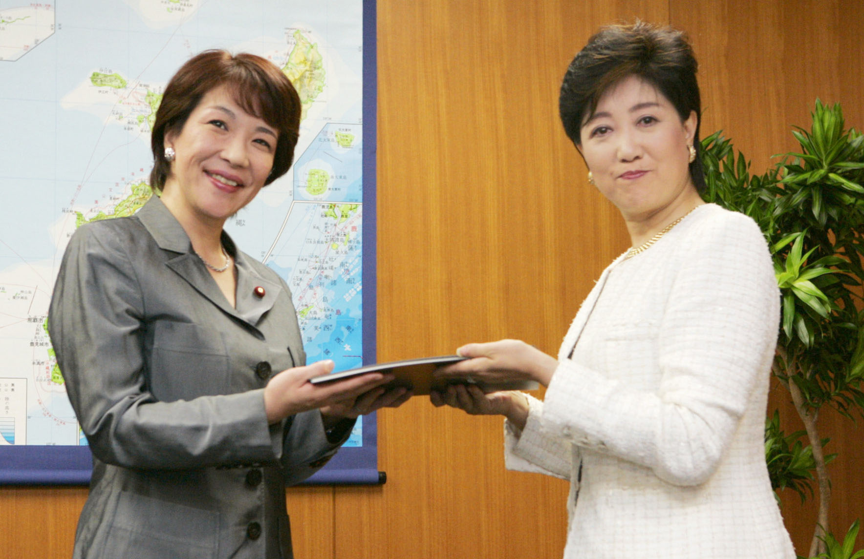 真っ赤なバラのようであれ」母の教え 高市早苗氏が女性初の総裁 ロック