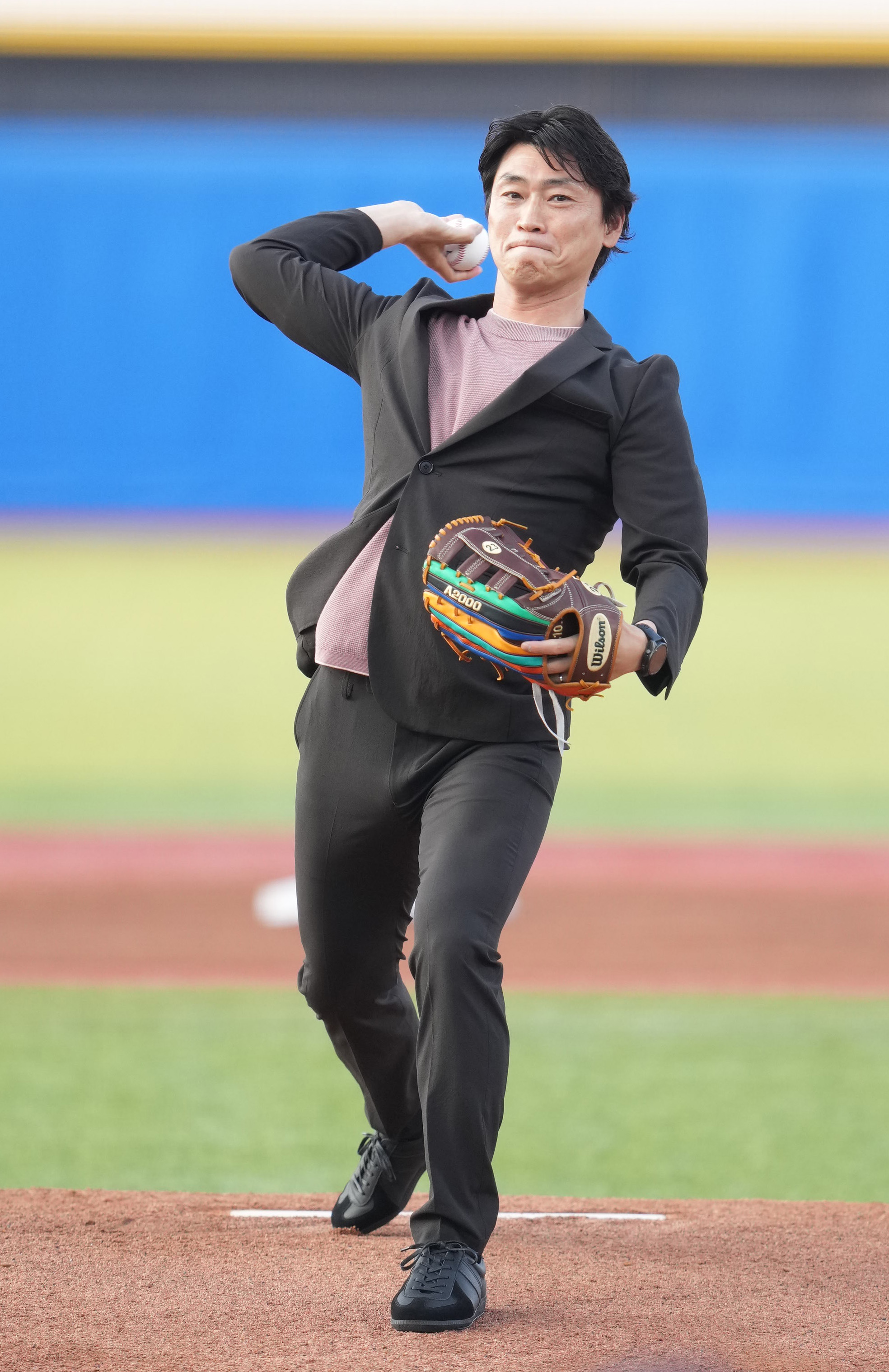 ヤクルト・青木宣親GM特別補佐がスーツ姿でファーストピッチ（写真