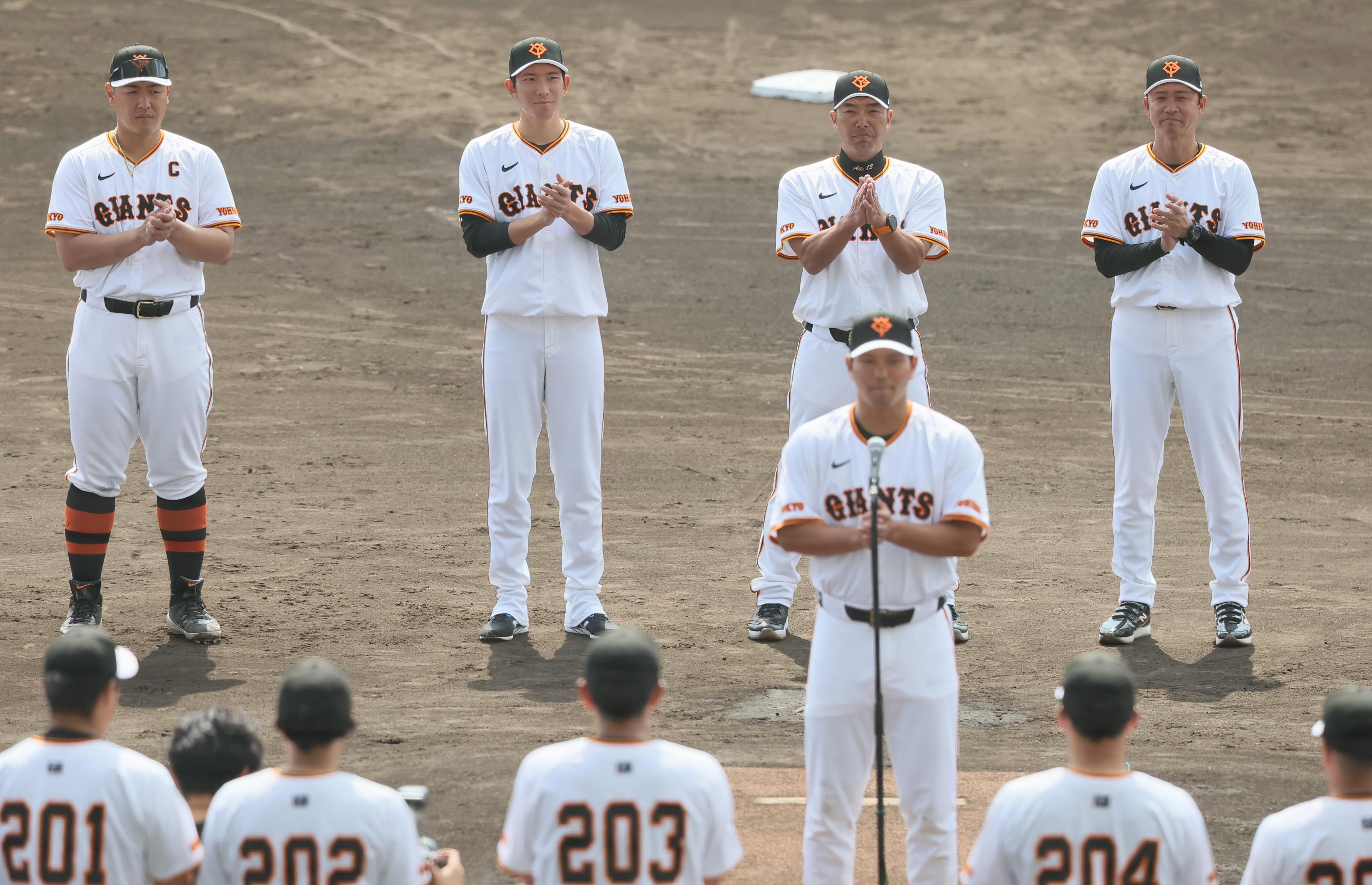 プロ野球チップス　金箔　巨人　阿部　上原　高橋　岡本　菅野　戸郷　岩隈　丸　村田 Yahoo!オークション - カルビー プロ野球チップス 巨人 菅野智之