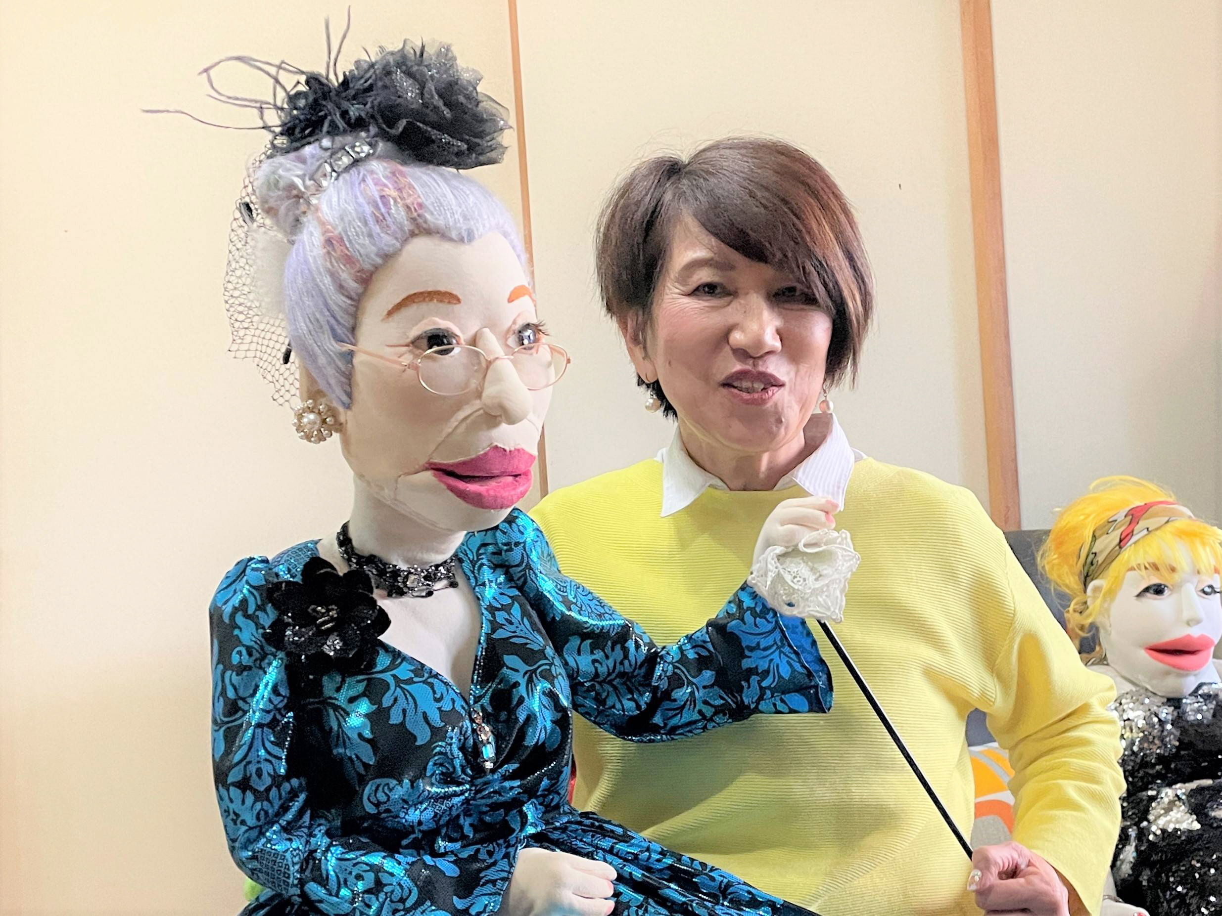 阪神大震災28年】「人に笑顔を」震災経て腹話術師に 自宅全壊の女性