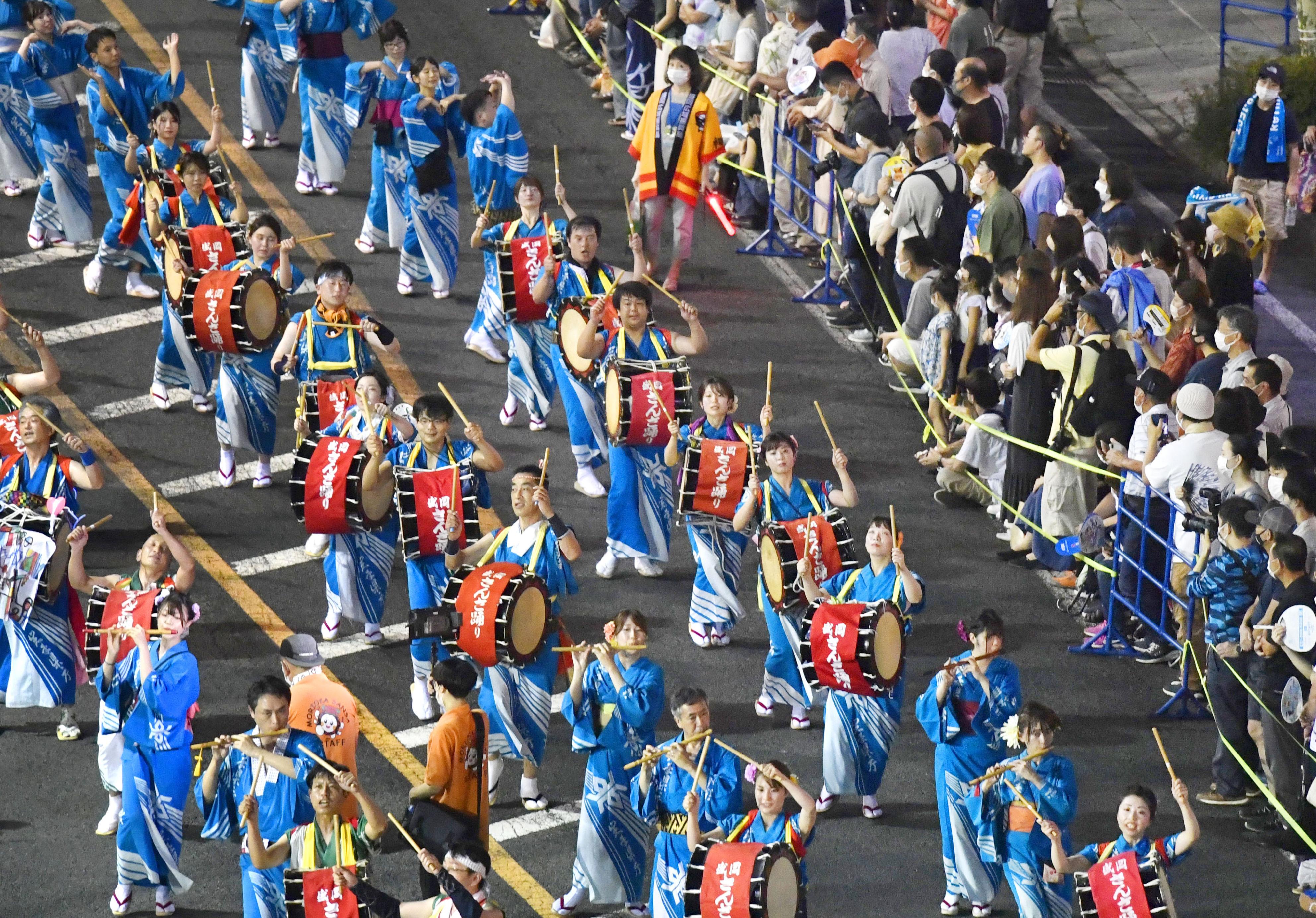 フォト特集】3年ぶり「盛岡さんさ踊り」 色とりどりの浴衣で舞う