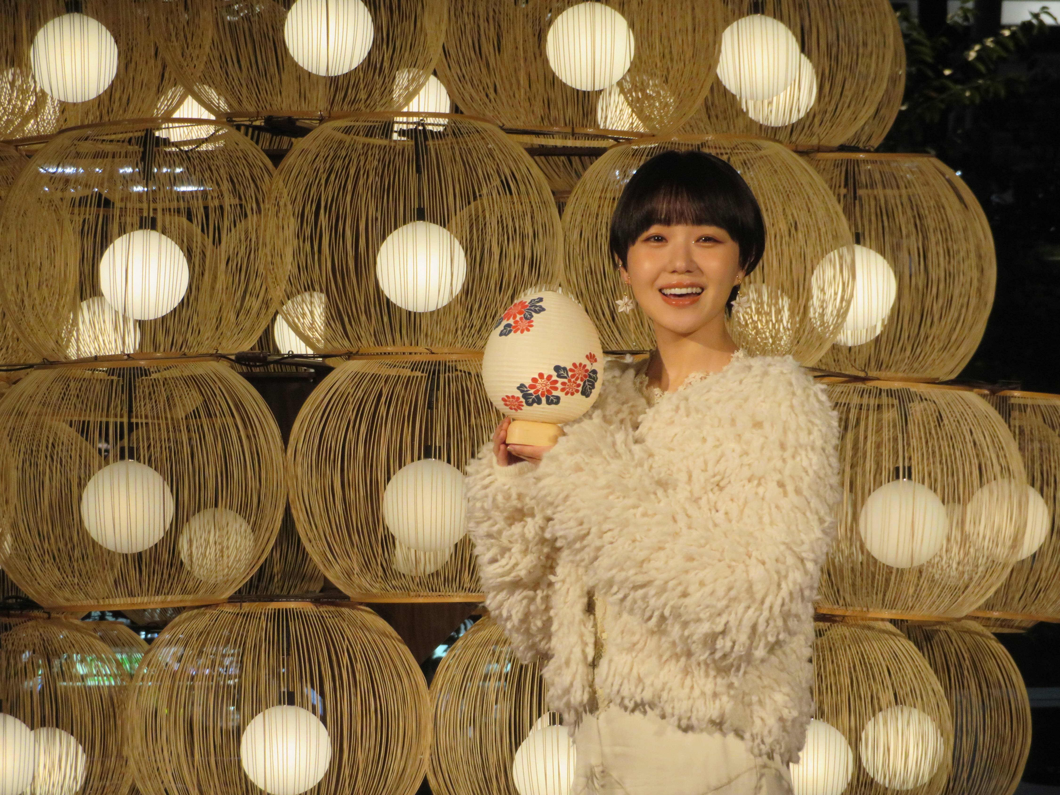 奈緒、5メートルの竹細工クリスマスツリーを点灯 自らデザインの八女