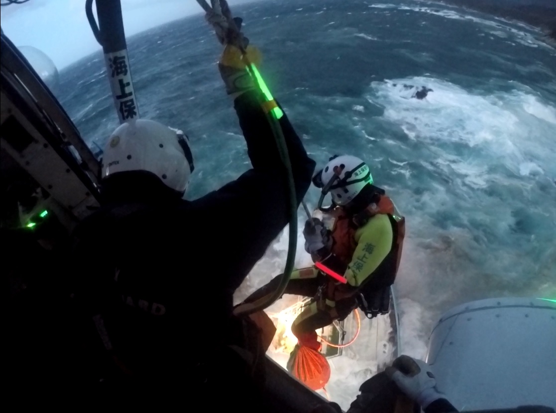 空から舞い降りた「海猿」 海保エリート部隊 機動救難士に迫る - 産経