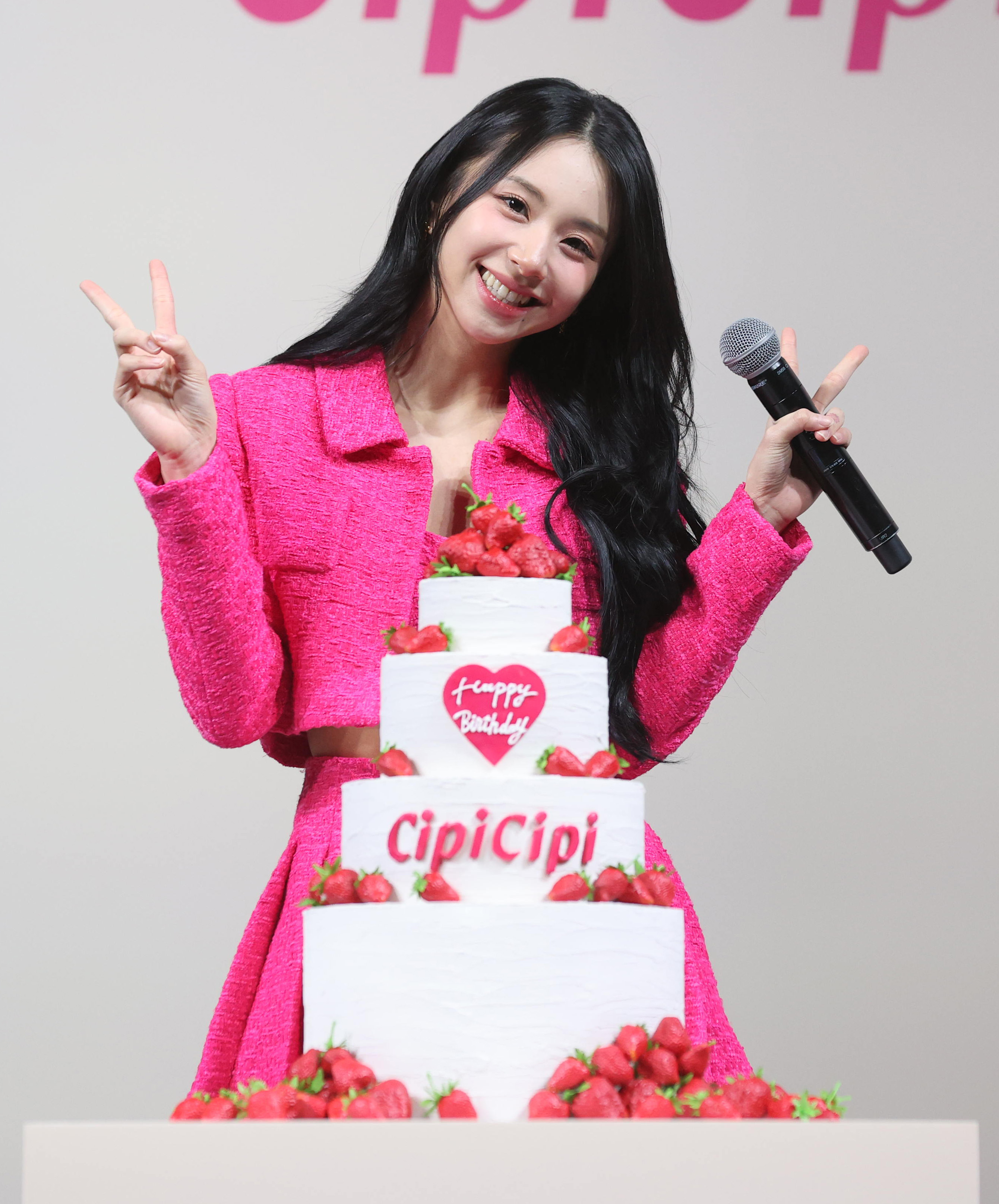 TWICEのチェヨン、ピンクのミニスカで美脚全開 ステージメークの