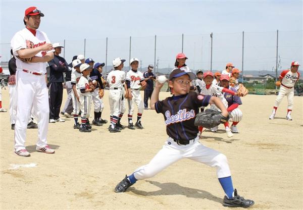 元近鉄の栗橋さんらプロ野球選手ｏｂが子供たち２００人を指導 産経ニュース