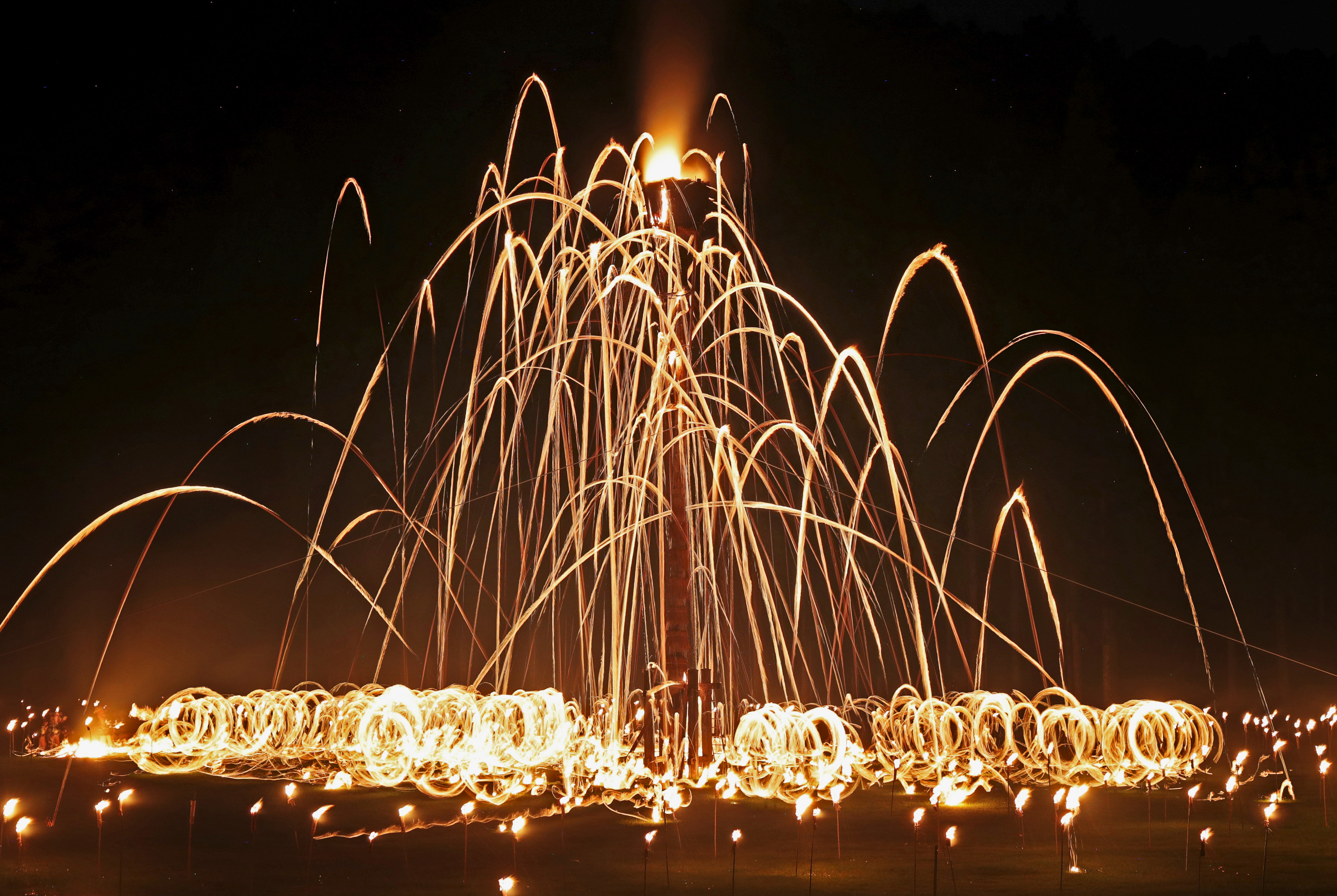 夜空に舞う炎の放物線 京都で 花背の松上げ 産経ニュース