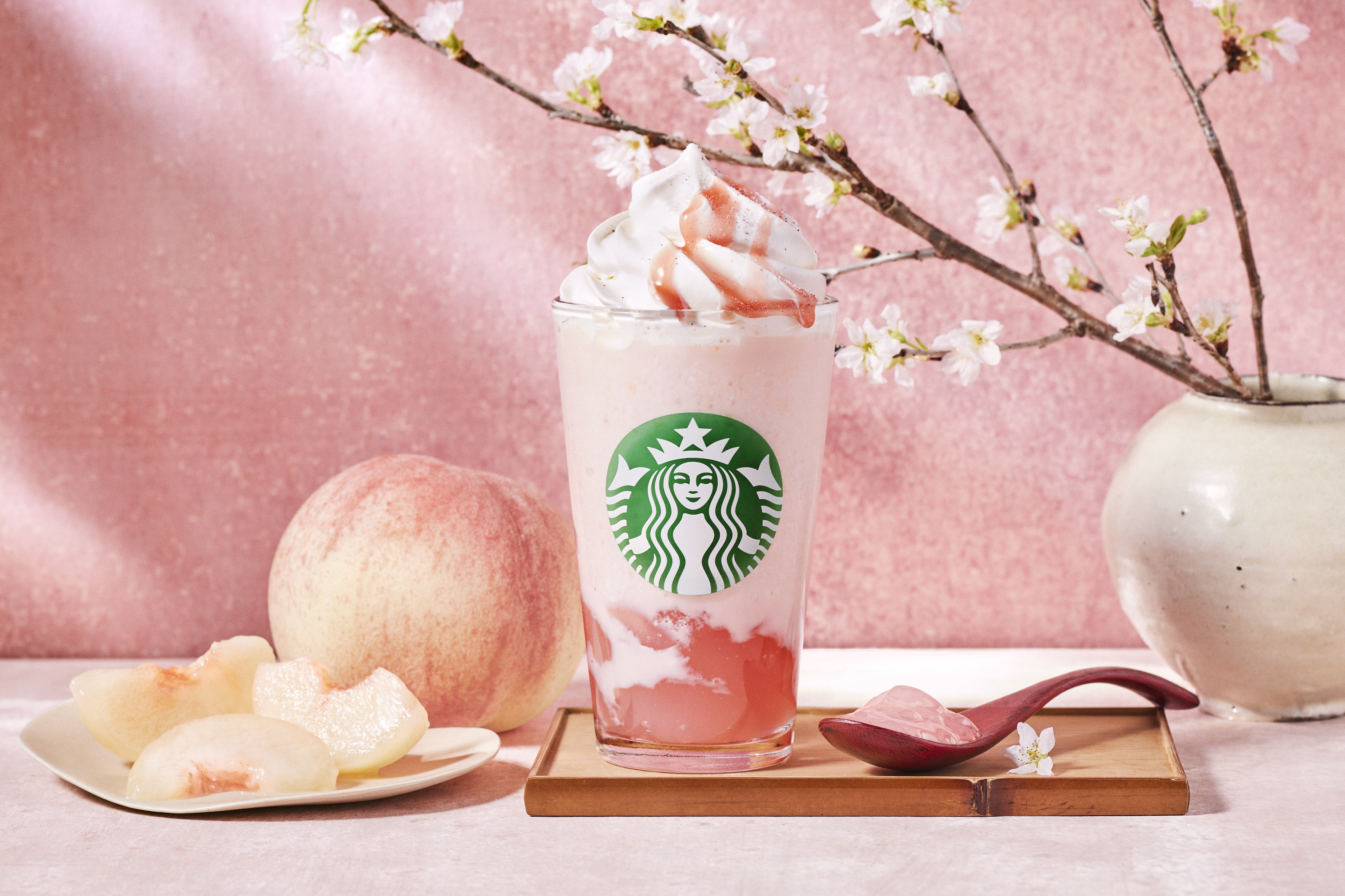スタバ、SAKURAシーズン彩る「白桃と桜わらびもち フラペチーノ」登場