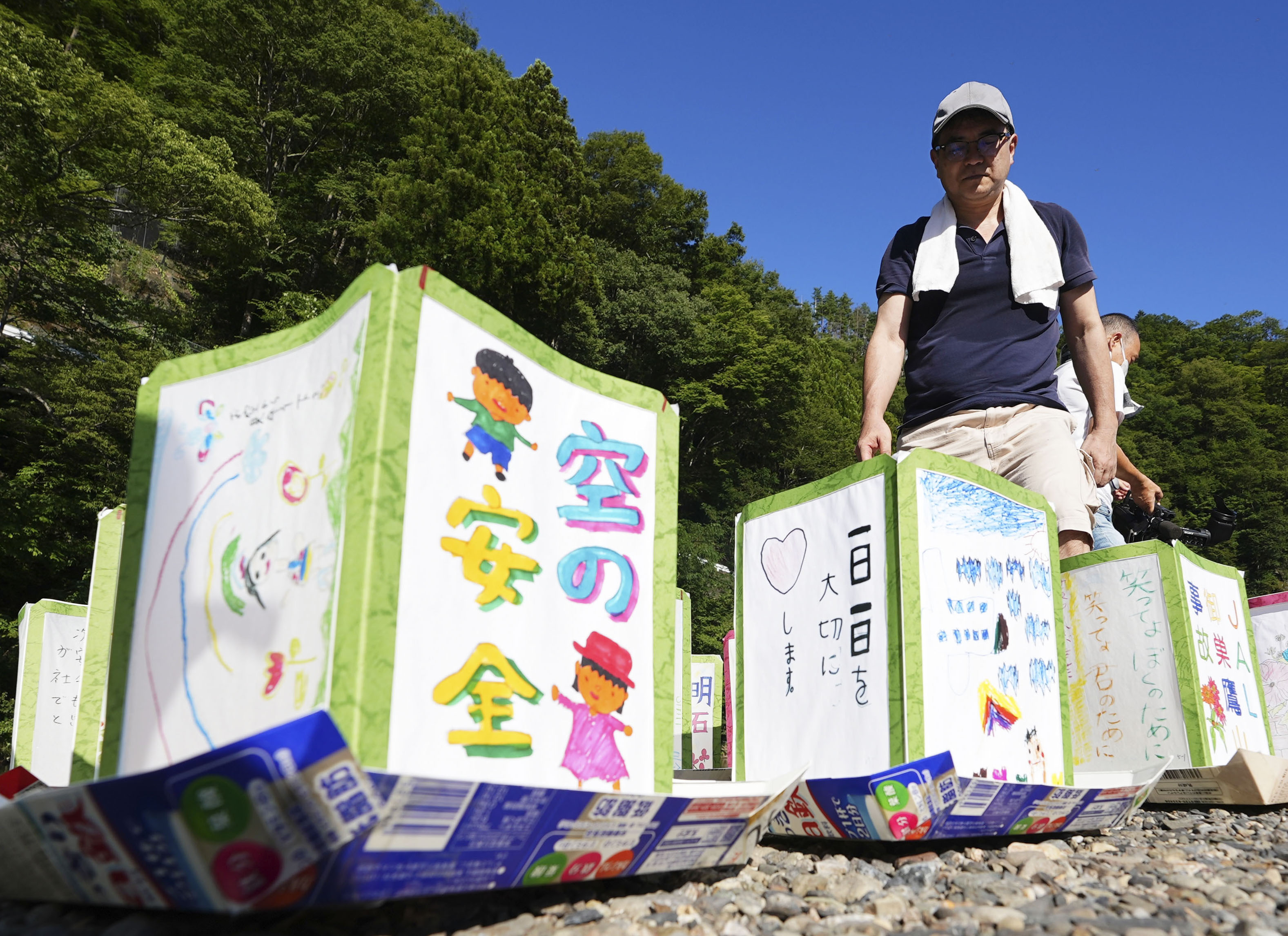 フォト】灯籠流し、鎮魂と安全願う 日航ジャンボ機事故、12日で38