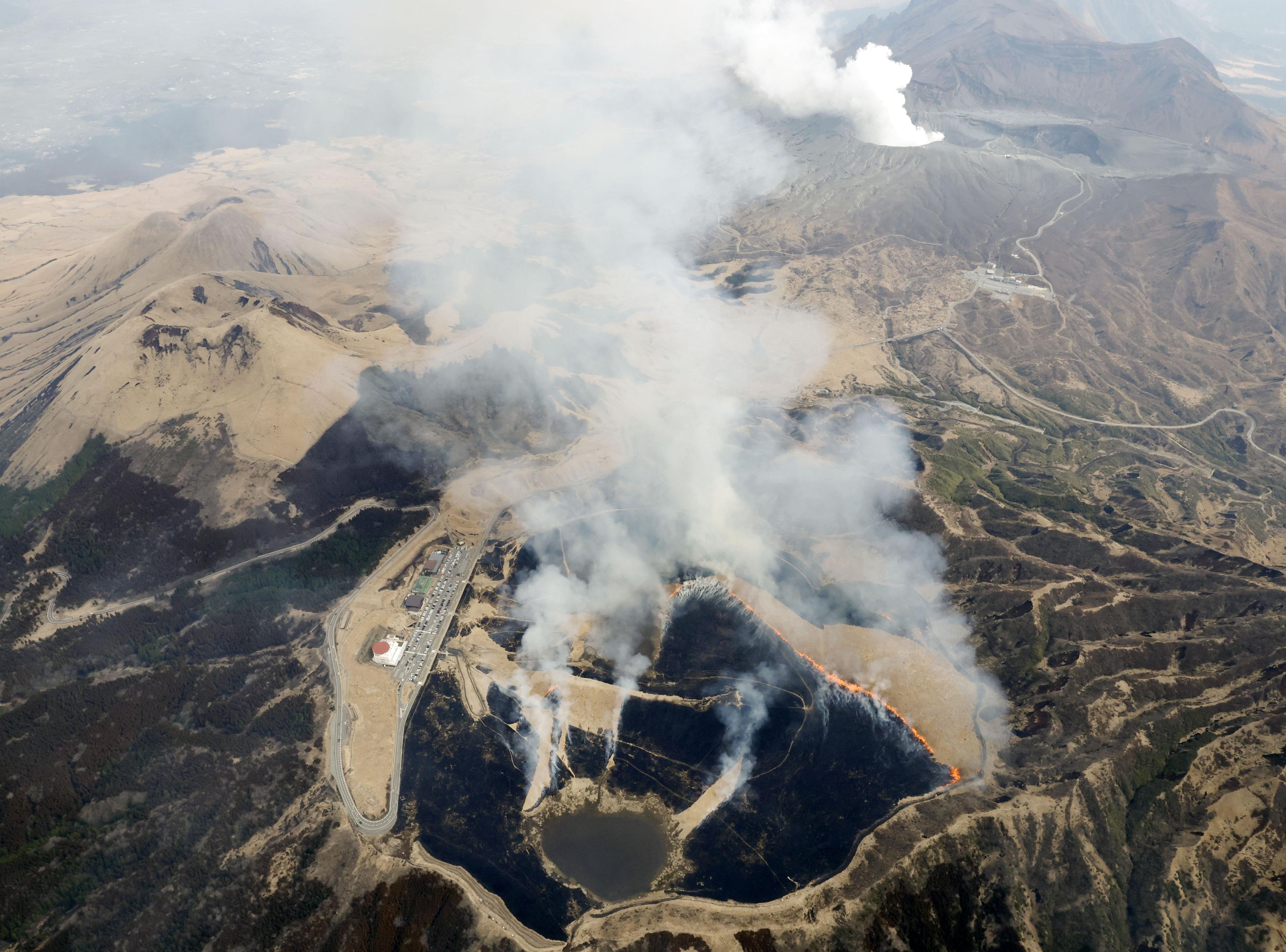 フォト】春の訪れ告げる野焼き 阿蘇の「草千里」 - 産経ニュース