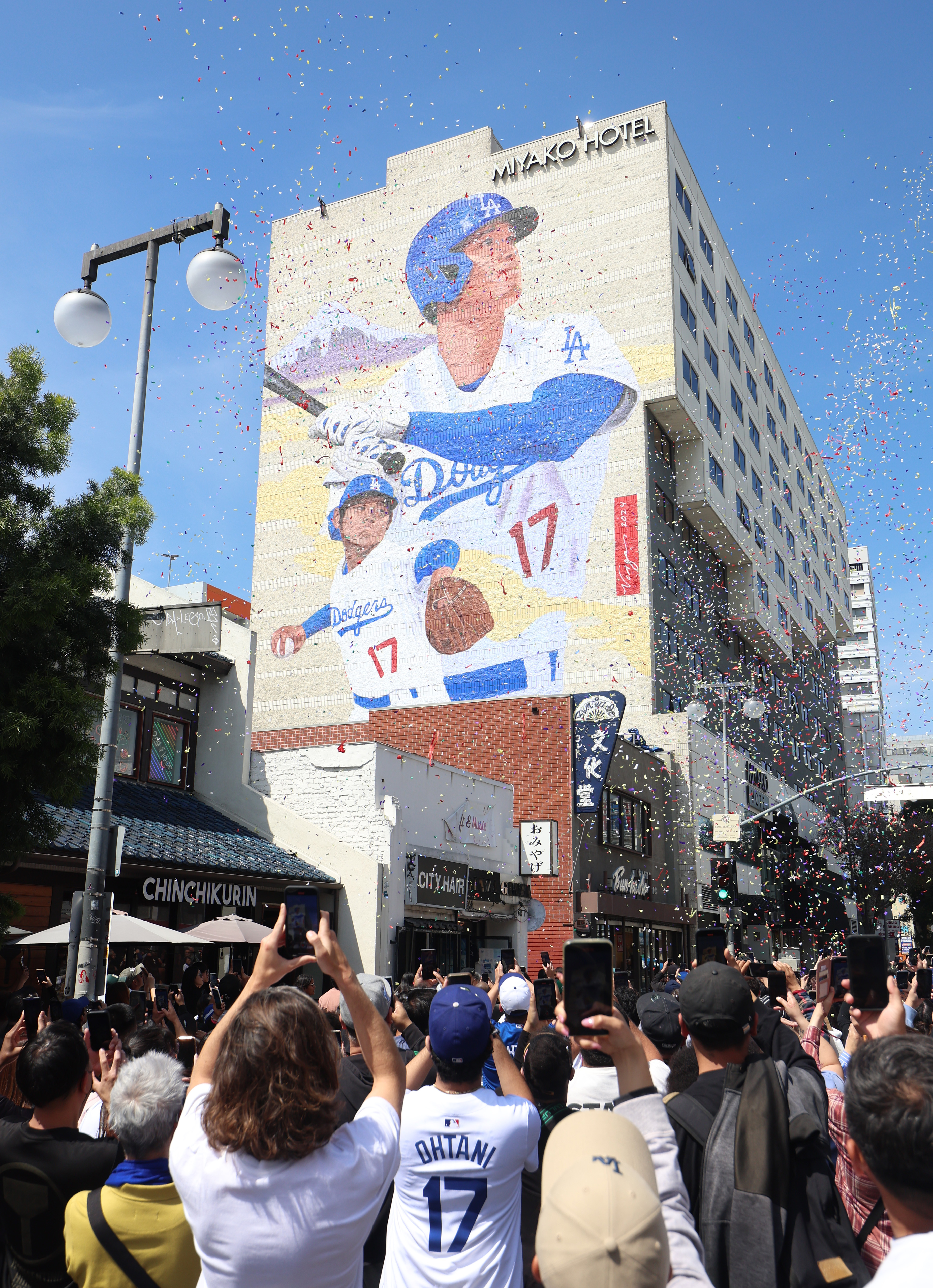 MLB】ドジャース本拠地、大谷翔平の壁画に熱狂！高さ45メートル幅