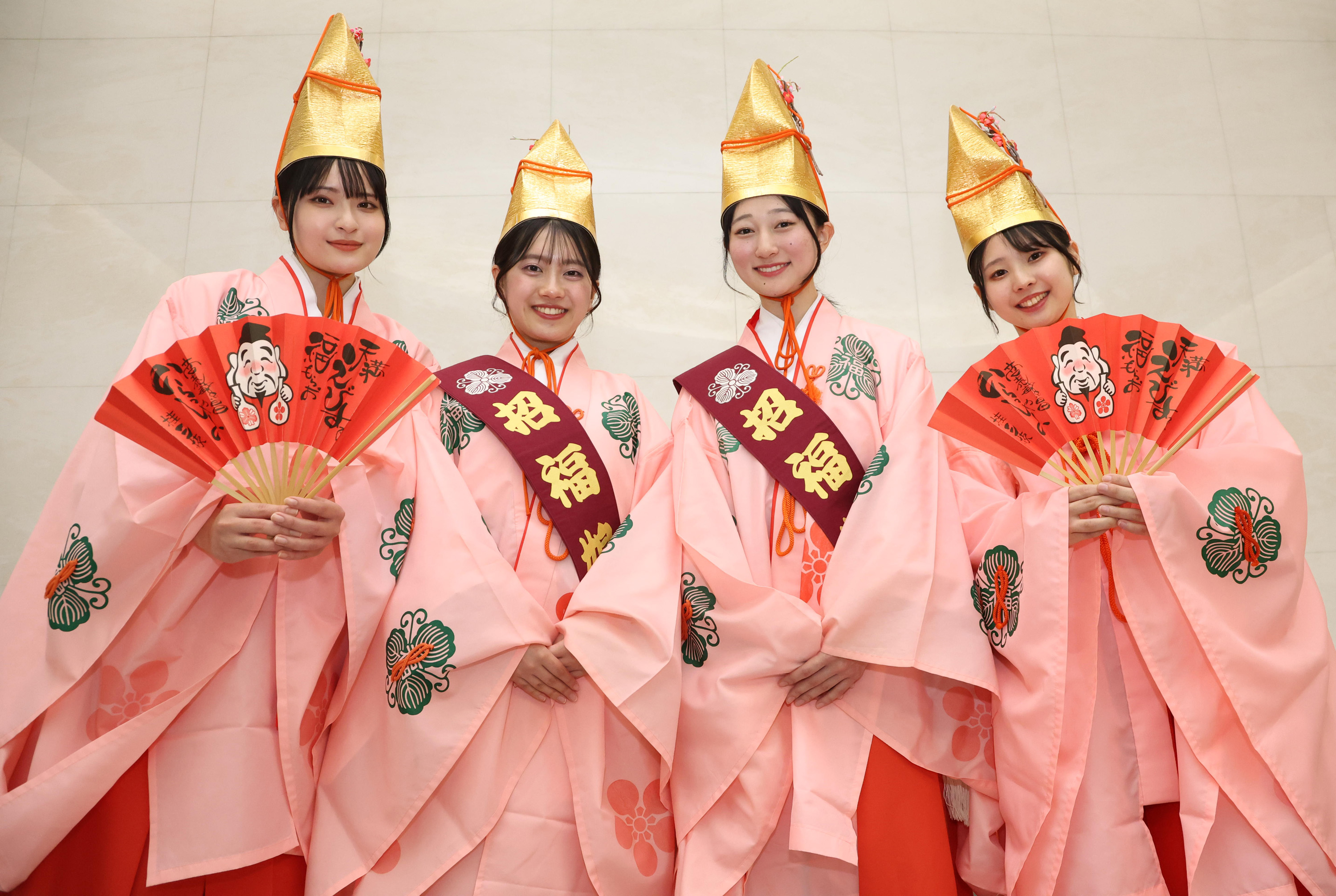 天満天神えびす祭「招福娘」がサンスポ来社 「笑顔や元気、幸せの
