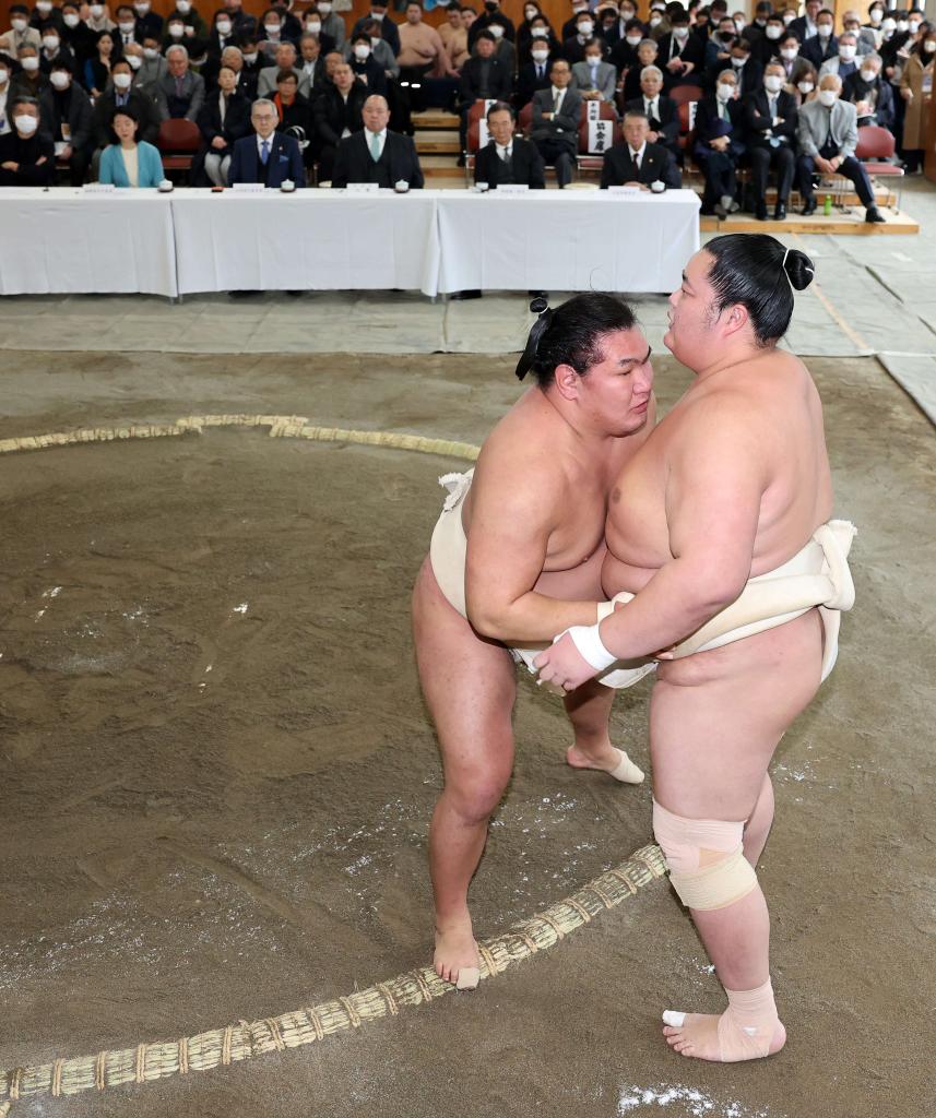 大横綱照國生写真 横綱 照ノ富士も大苦戦!? わんぱく相撲交流会 - YouTube