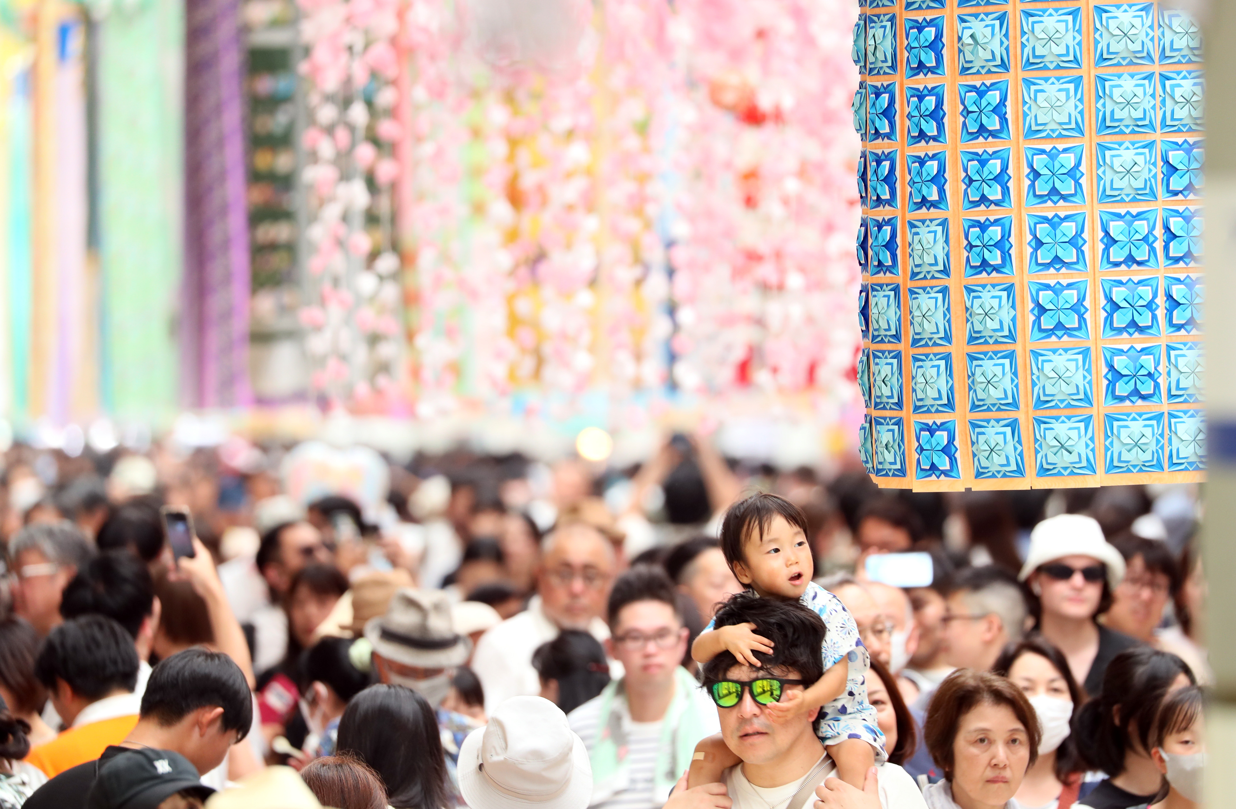 動画】【フォト＆動画】仙台七夕まつり開幕 色とりどりの吹き流し、街