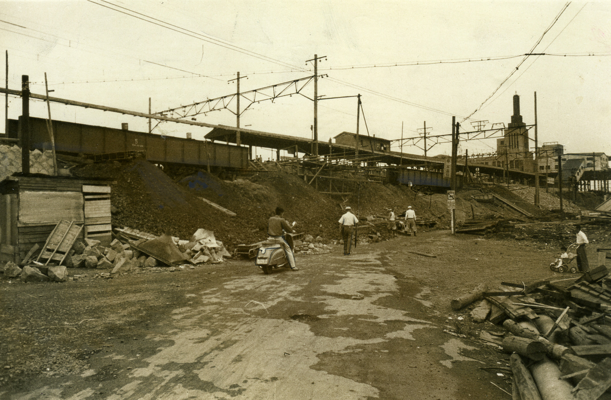 昭和34年に高架線整備が始まった五反田駅 空襲で焼失後の仮駅舎は