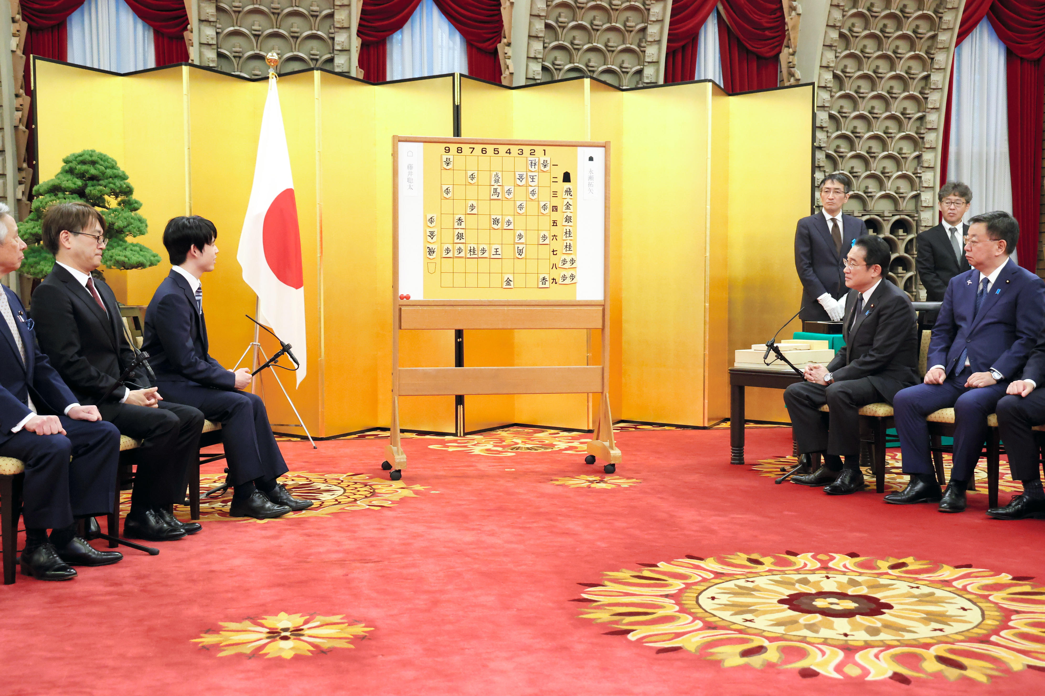 フォト】藤井八冠、岸田首相に「大盤解説」 内閣総理大臣顕彰 - 産経