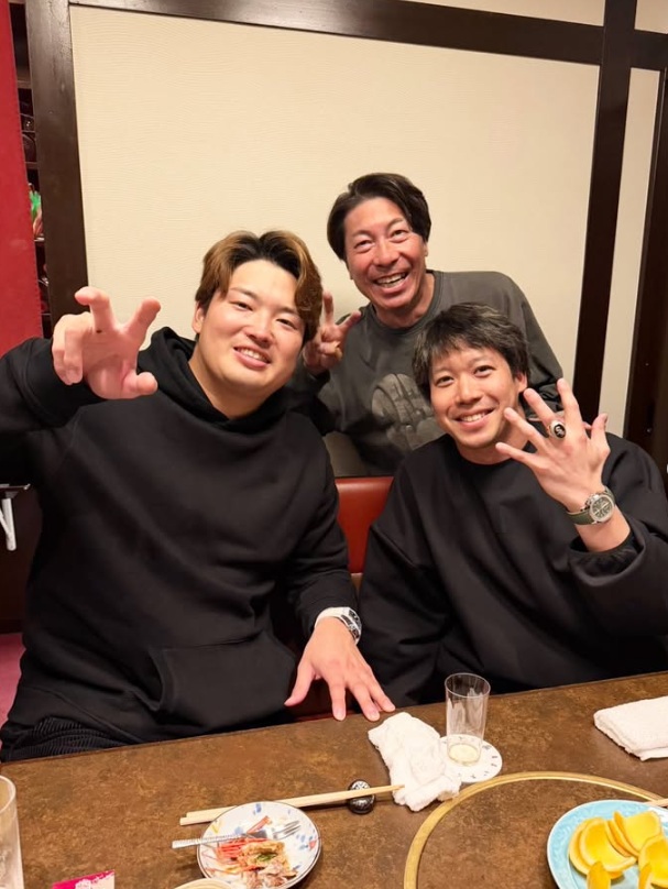 前ヤクルト監督の高津臣吾氏が山田哲人＆村上宗隆とのスリーショットを