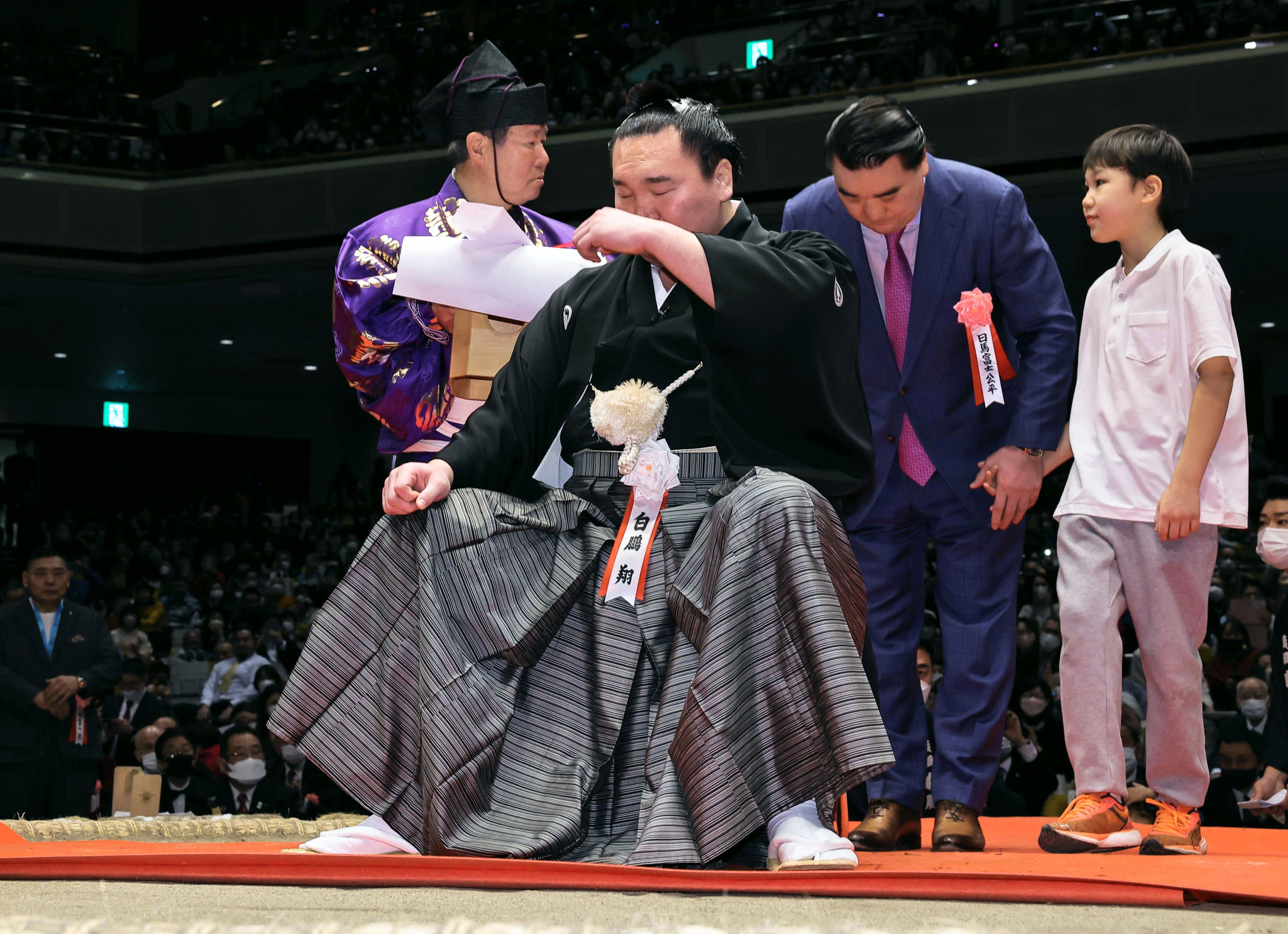 元横綱白鵬、まげに別れ「体の一部がなくなった寂しさがある」 宮城野親方、引退相撲で涙 - サンスポ