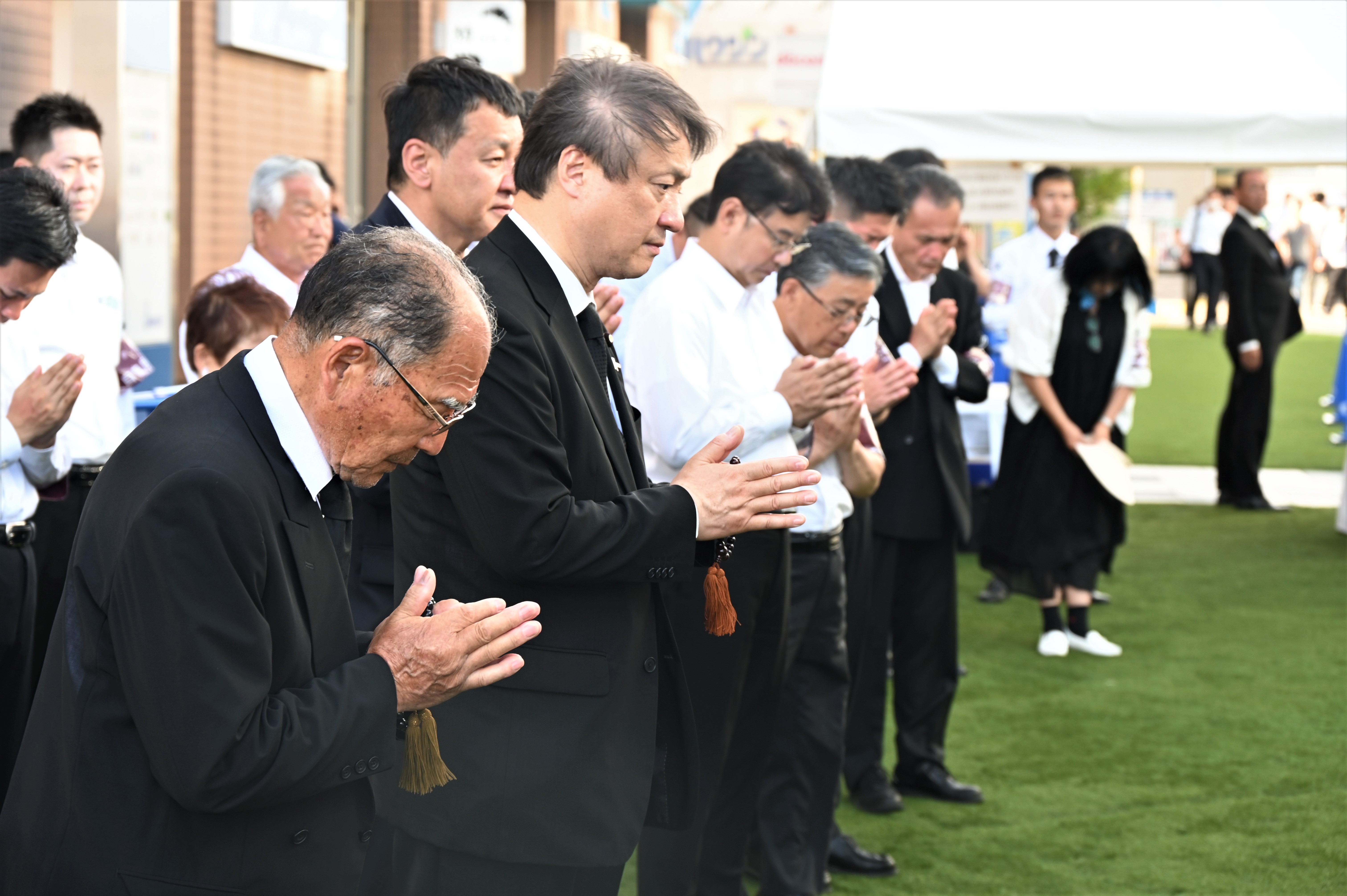 背負っていくべきもの」安倍晋三氏三回忌、銃撃現場に献花台を設けた