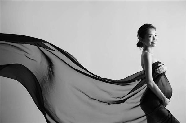 トレンド日本 お腹だけ出して はい ポーズ 妊娠生活の記念にマタニティーフォトが静かなブームに 1 4ページ 産経ニュース