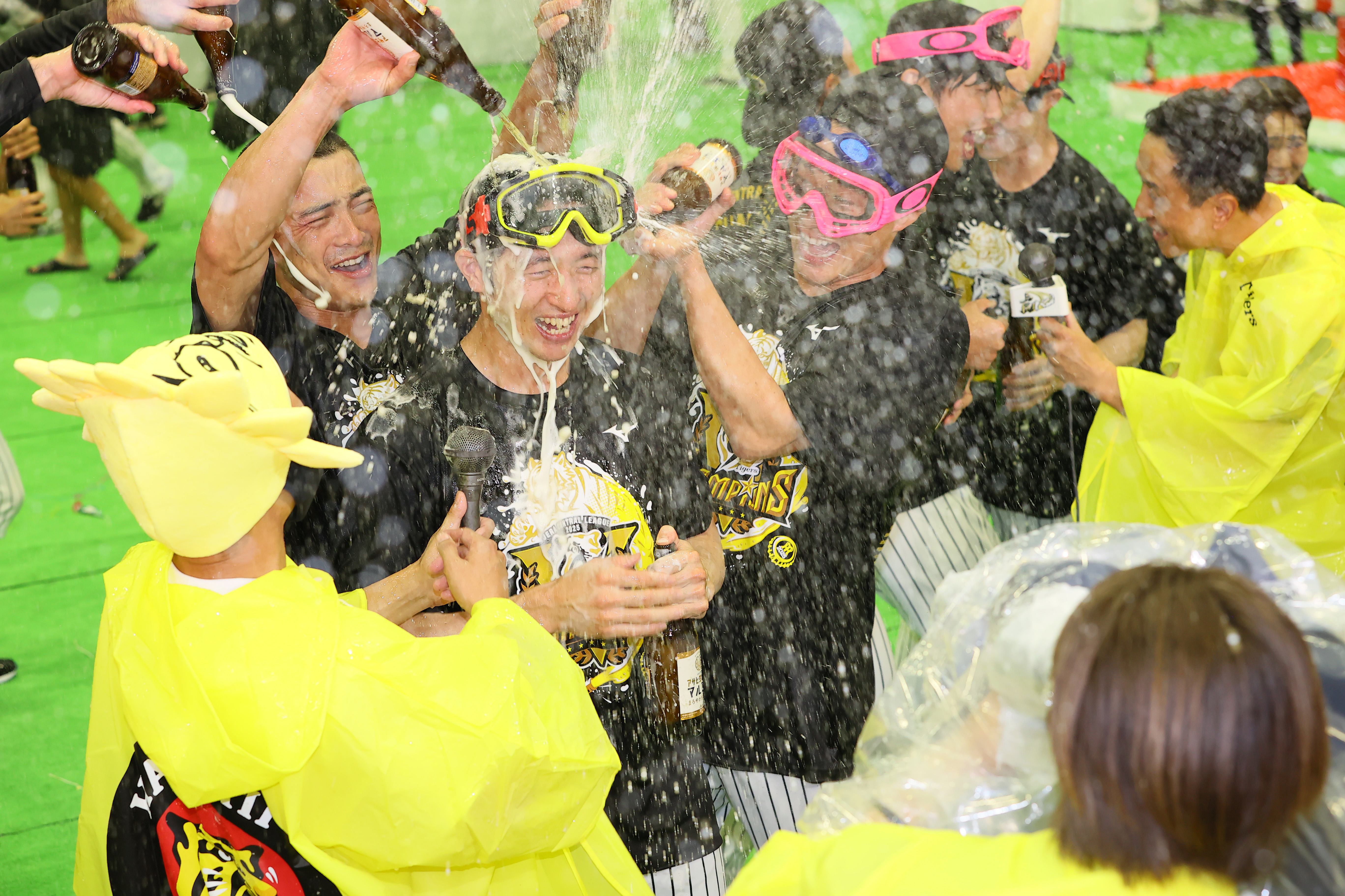 阪神のリーグ優勝ビールかけがスタート 選手会長の中野拓夢「優勝最高