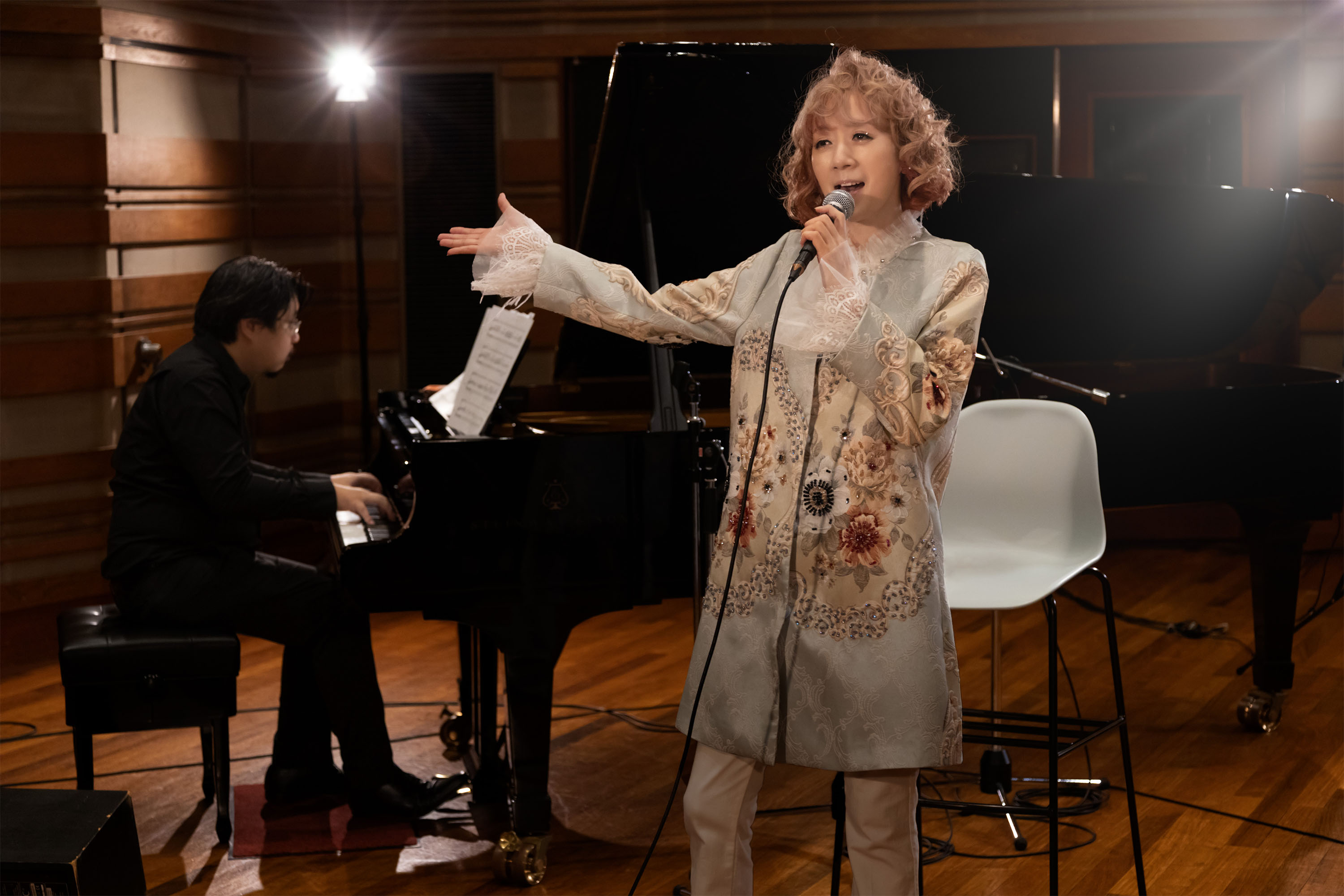 涼風真世 デビュー４０周年 誕生日に初の生配信ライブ ずっと現役で歌っていられるように頑張りたい イザ