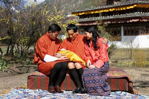 ブータン王室 イケメン国王 夫妻の男児写真を公開 首都ティンプーの王宮で撮影 産経ニュース