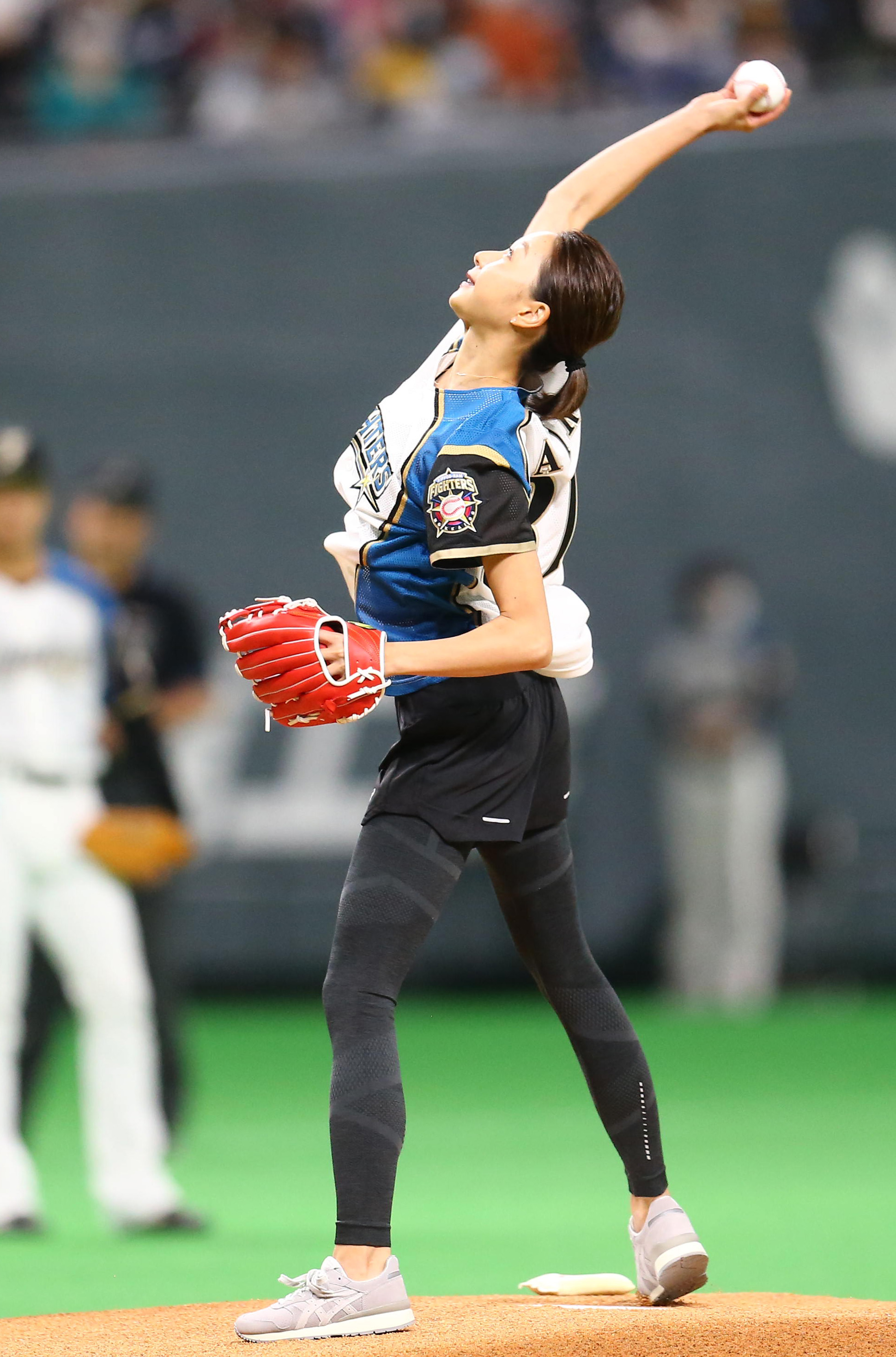 畠山愛理 札幌ドームでアクロバット投法披露 サンスポ