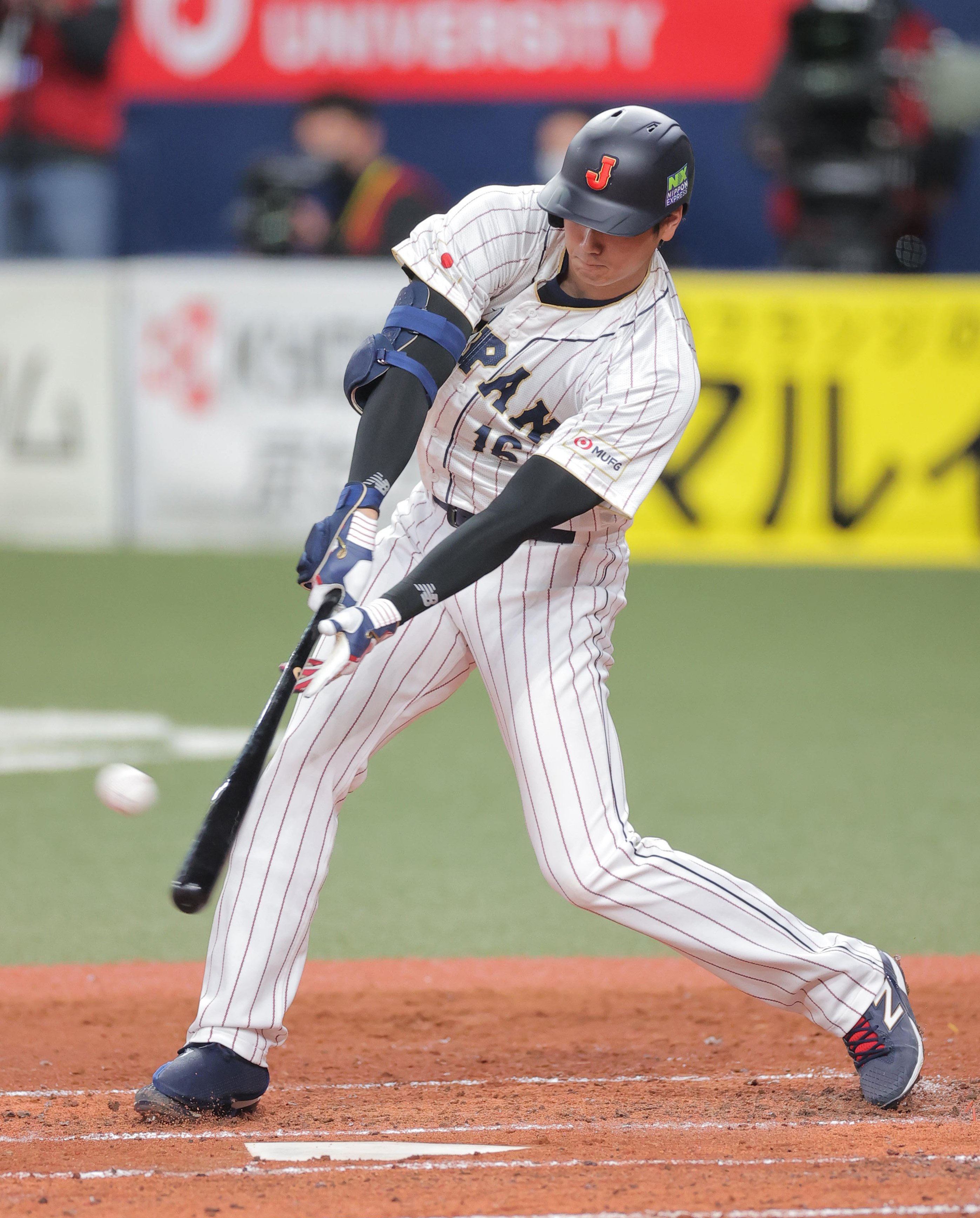 フォト】大谷、驚愕の“膝つき”本塁打 右手1本で中越え3ラン - 産経
