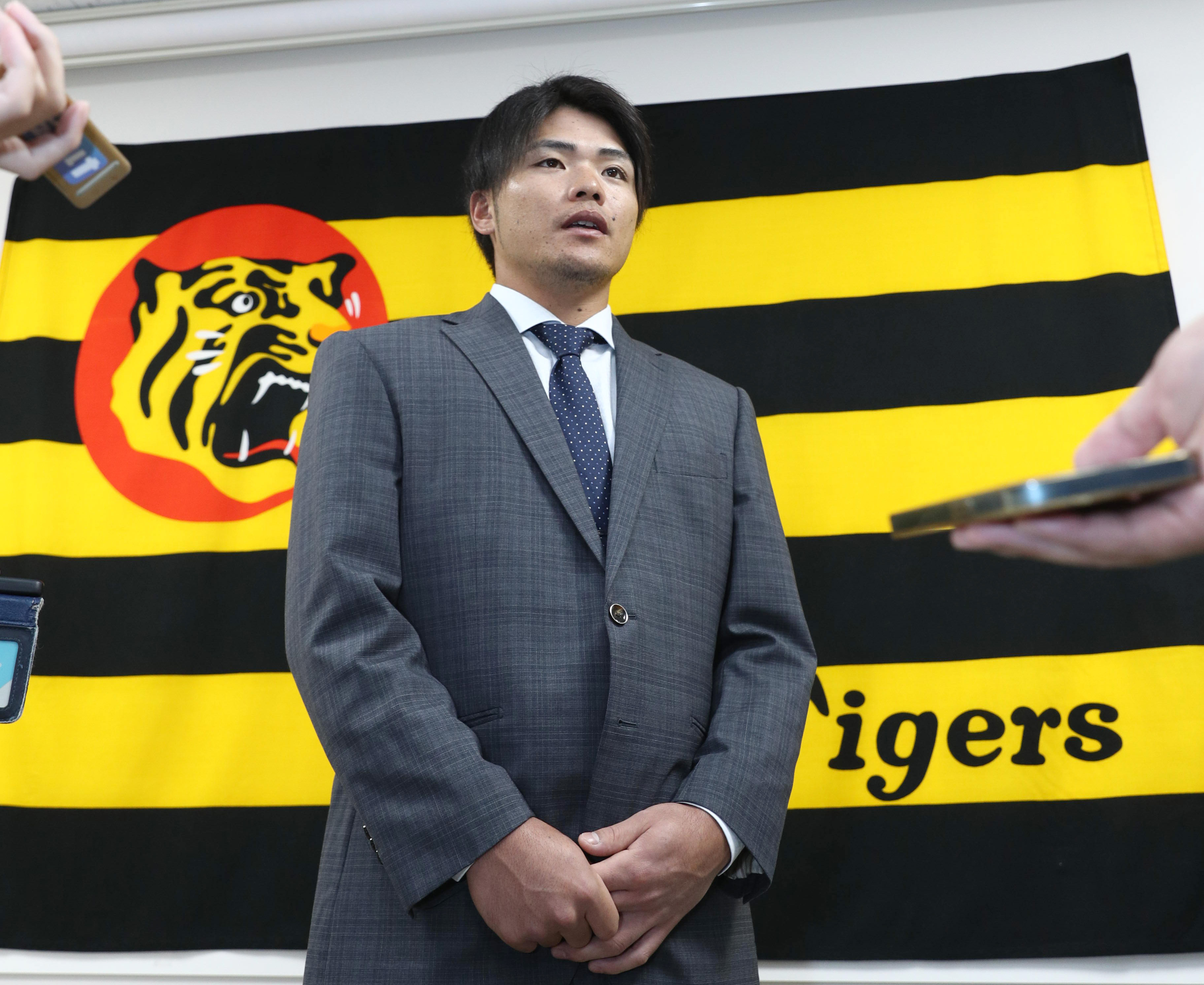 阪神・小野寺、来季は「外野一本」 200万円ダウンの1500万円でサイン